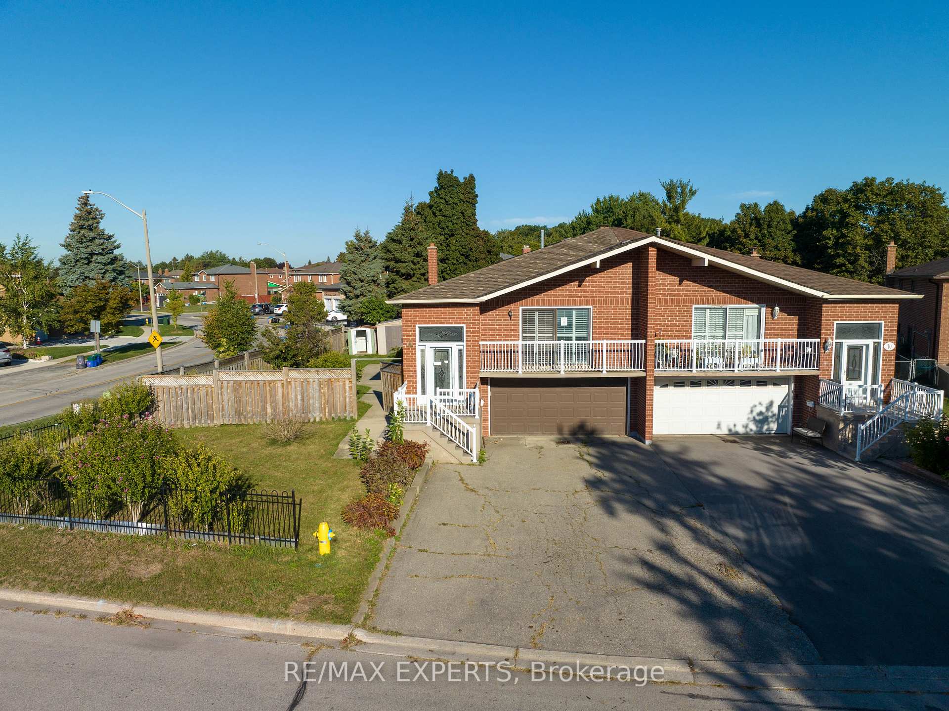 Photo 2 of 8 Brussels Court, Vaughan, East Woodbridge — HOMEH
