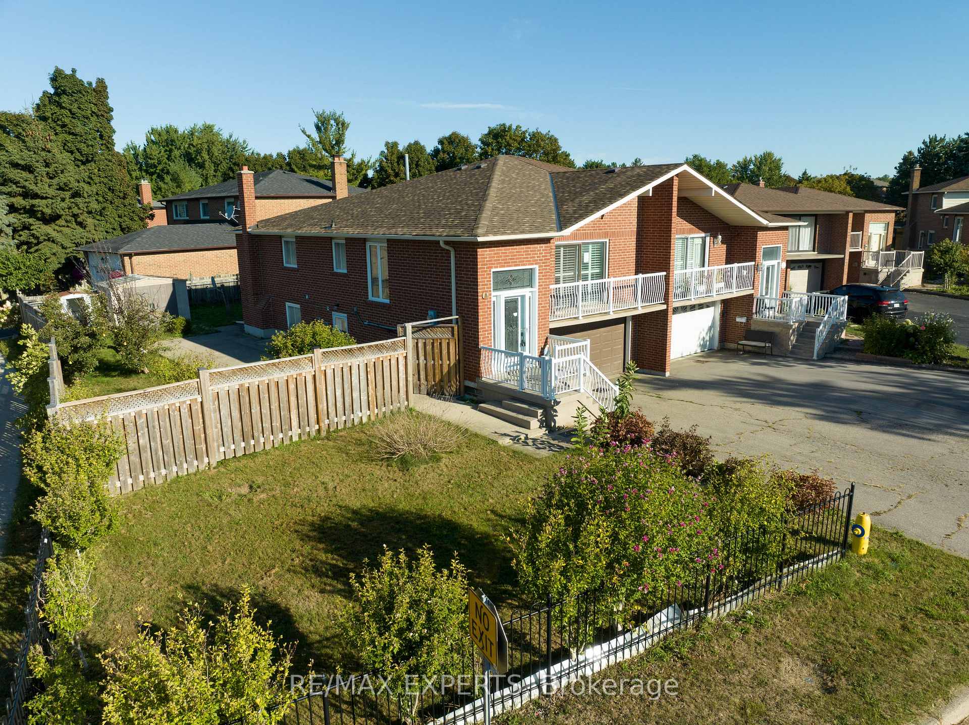 Photo 3 of 8 Brussels Court, Vaughan, East Woodbridge — HOMEH