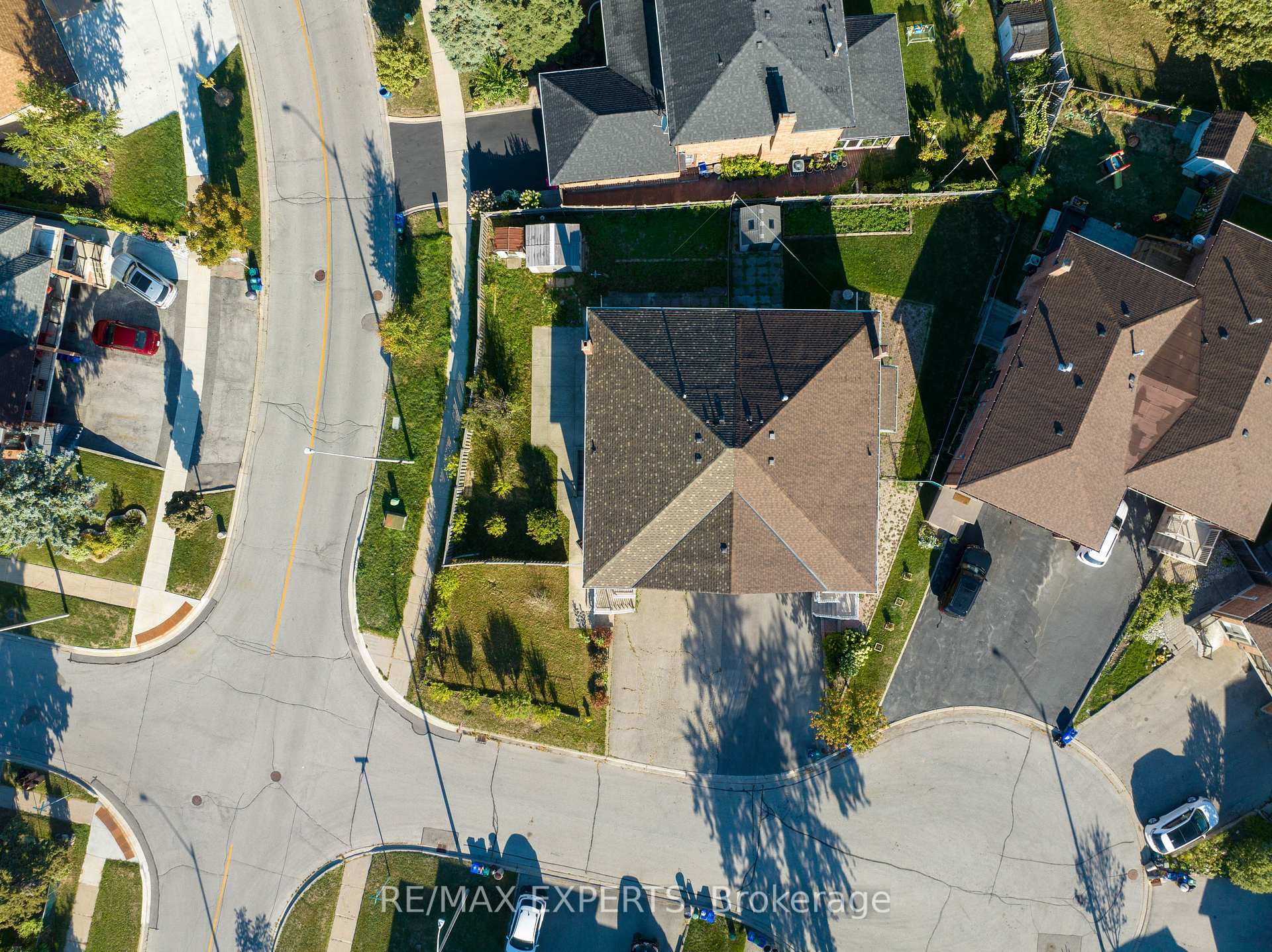 Photo 4 of 8 Brussels Court, Vaughan, East Woodbridge — HOMEH