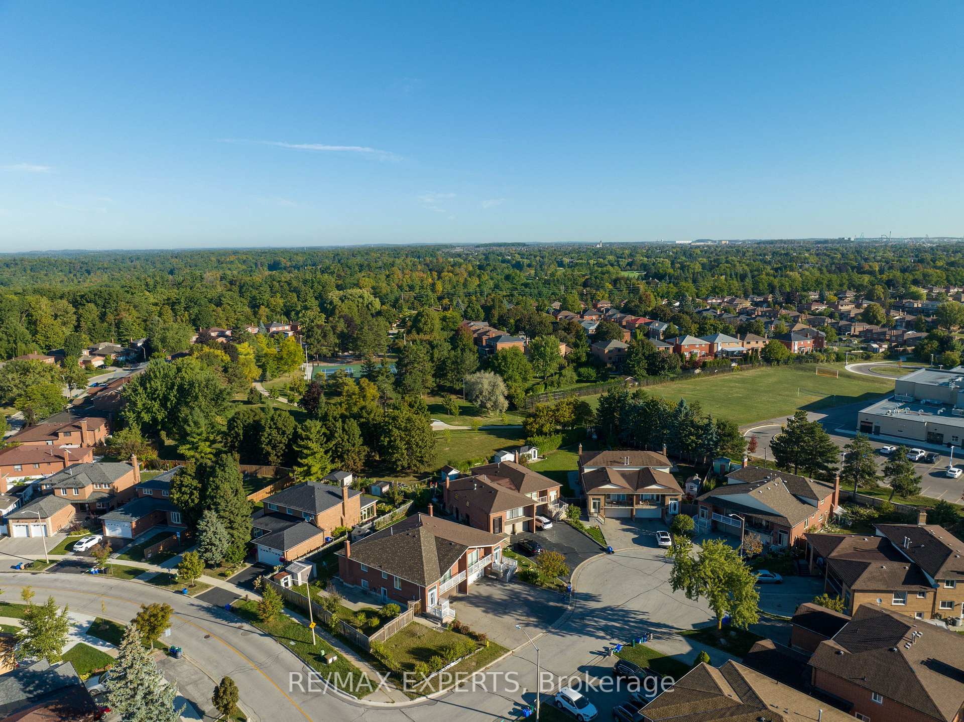Photo 5 of 8 Brussels Court, Vaughan, East Woodbridge — HOMEH