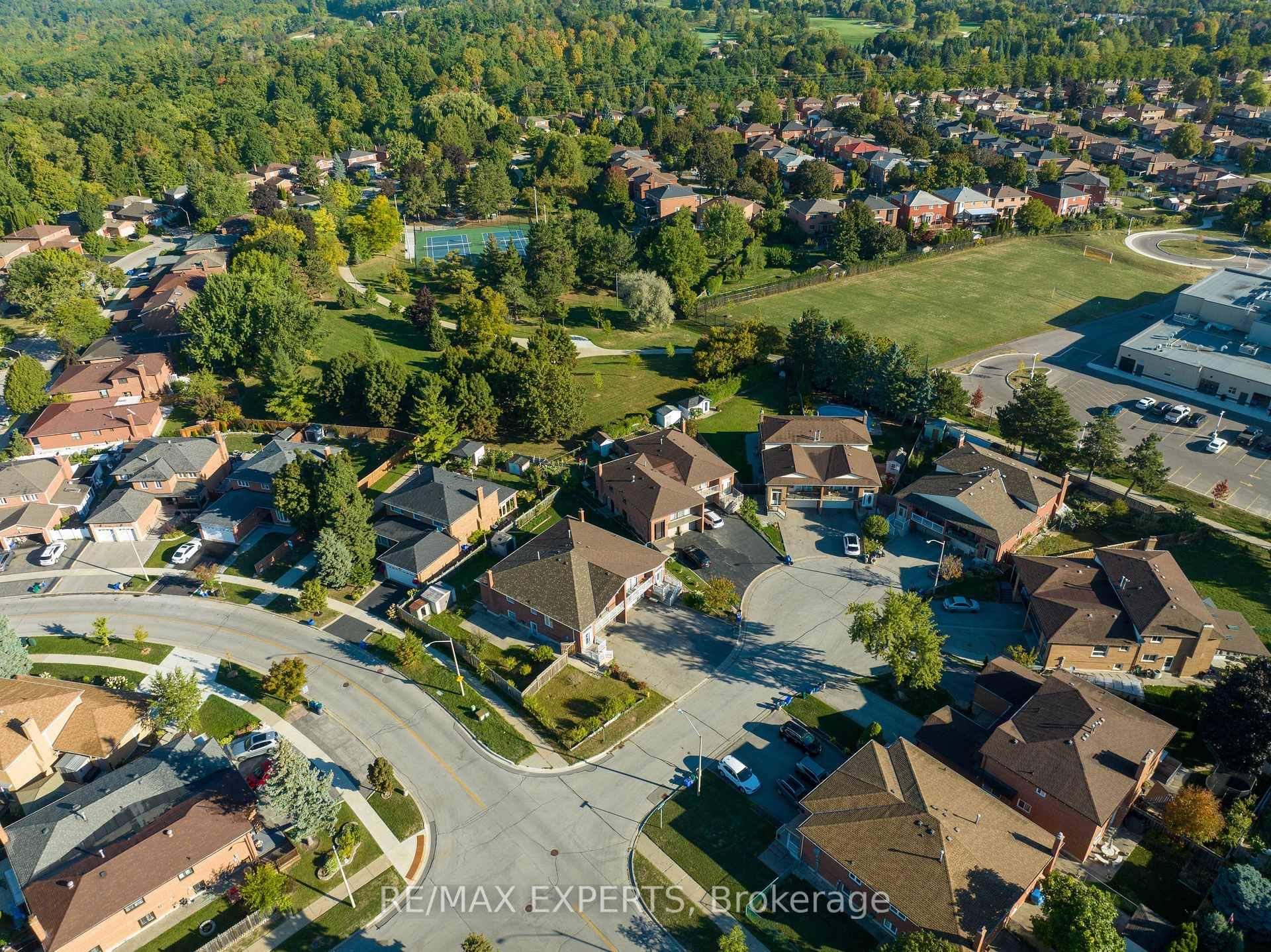 Photo 6 of 8 Brussels Court, Vaughan, East Woodbridge — HOMEH