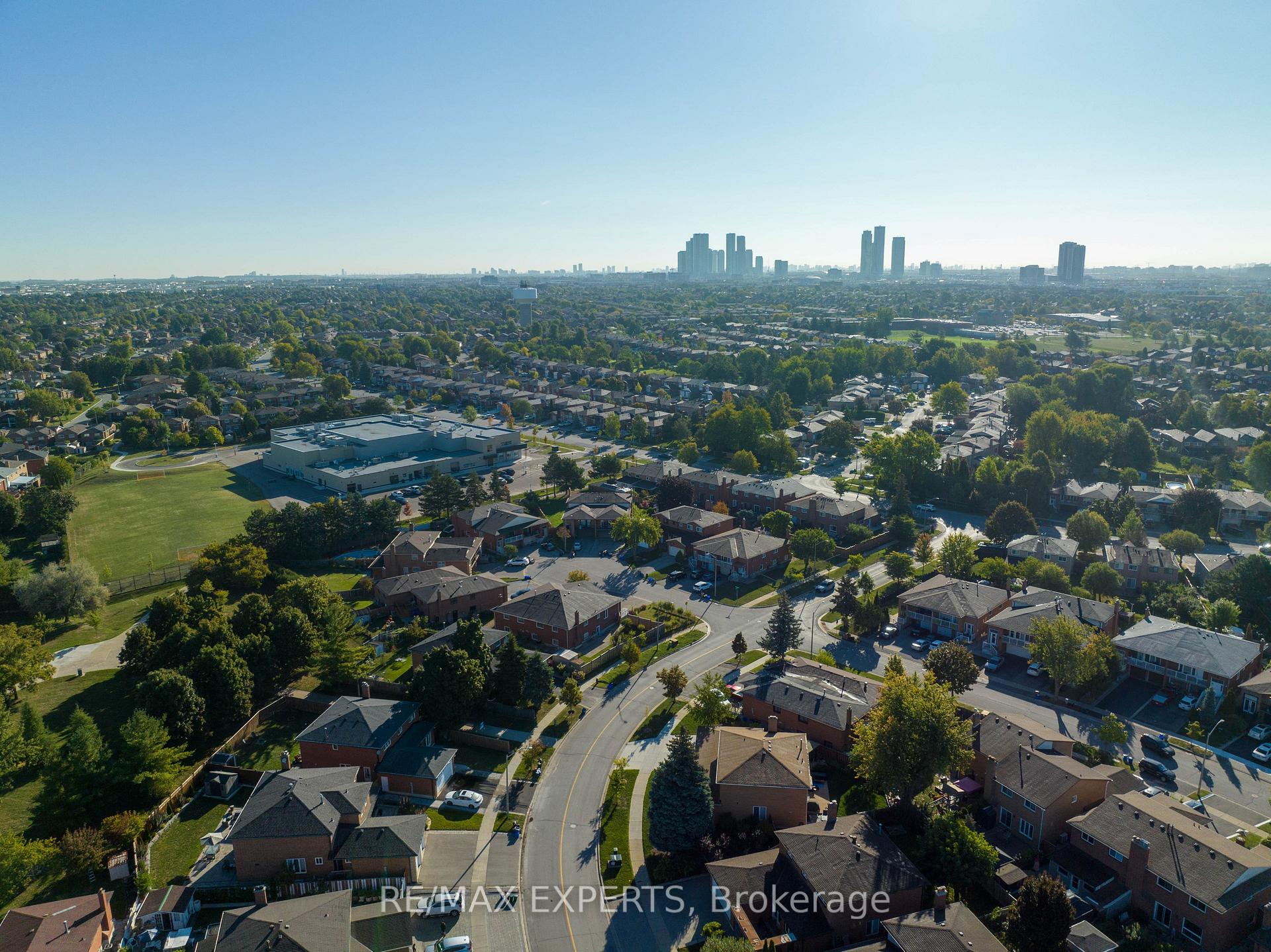 Photo 7 of 8 Brussels Court, Vaughan, East Woodbridge — HOMEH