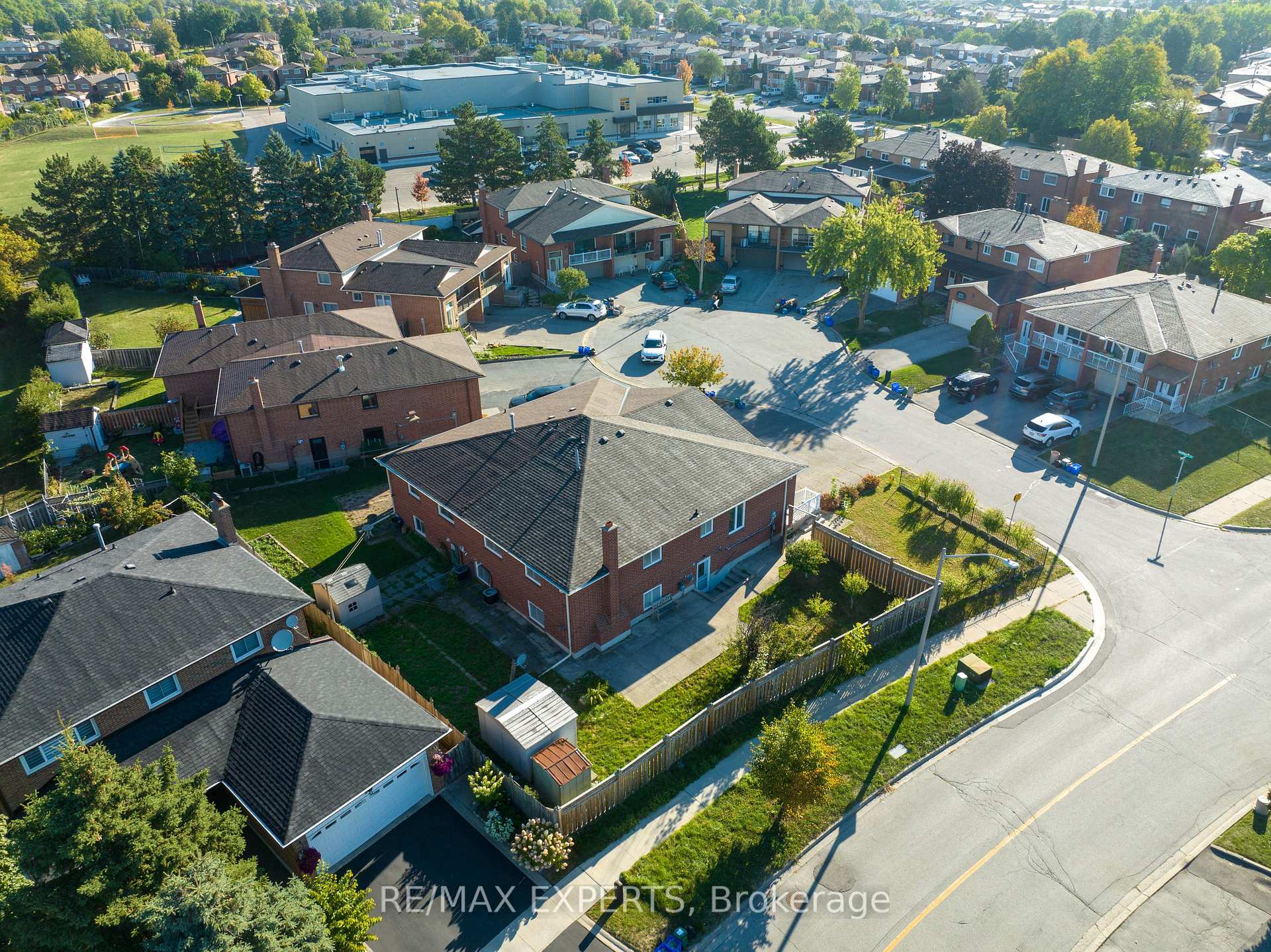 Photo 8 of 8 Brussels Court, Vaughan, East Woodbridge — HOMEH