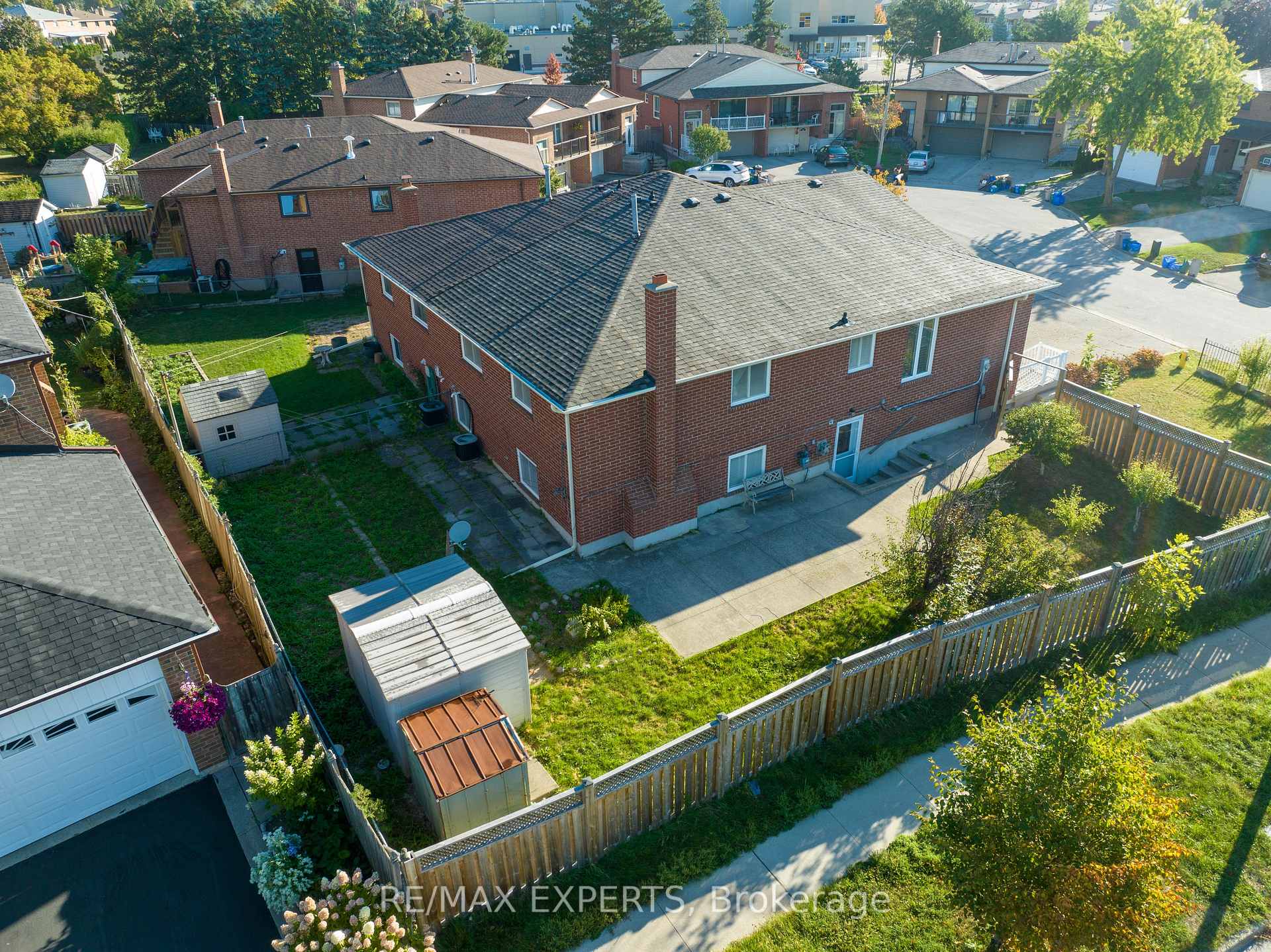 Photo 9 of 8 Brussels Court, Vaughan, East Woodbridge — HOMEH