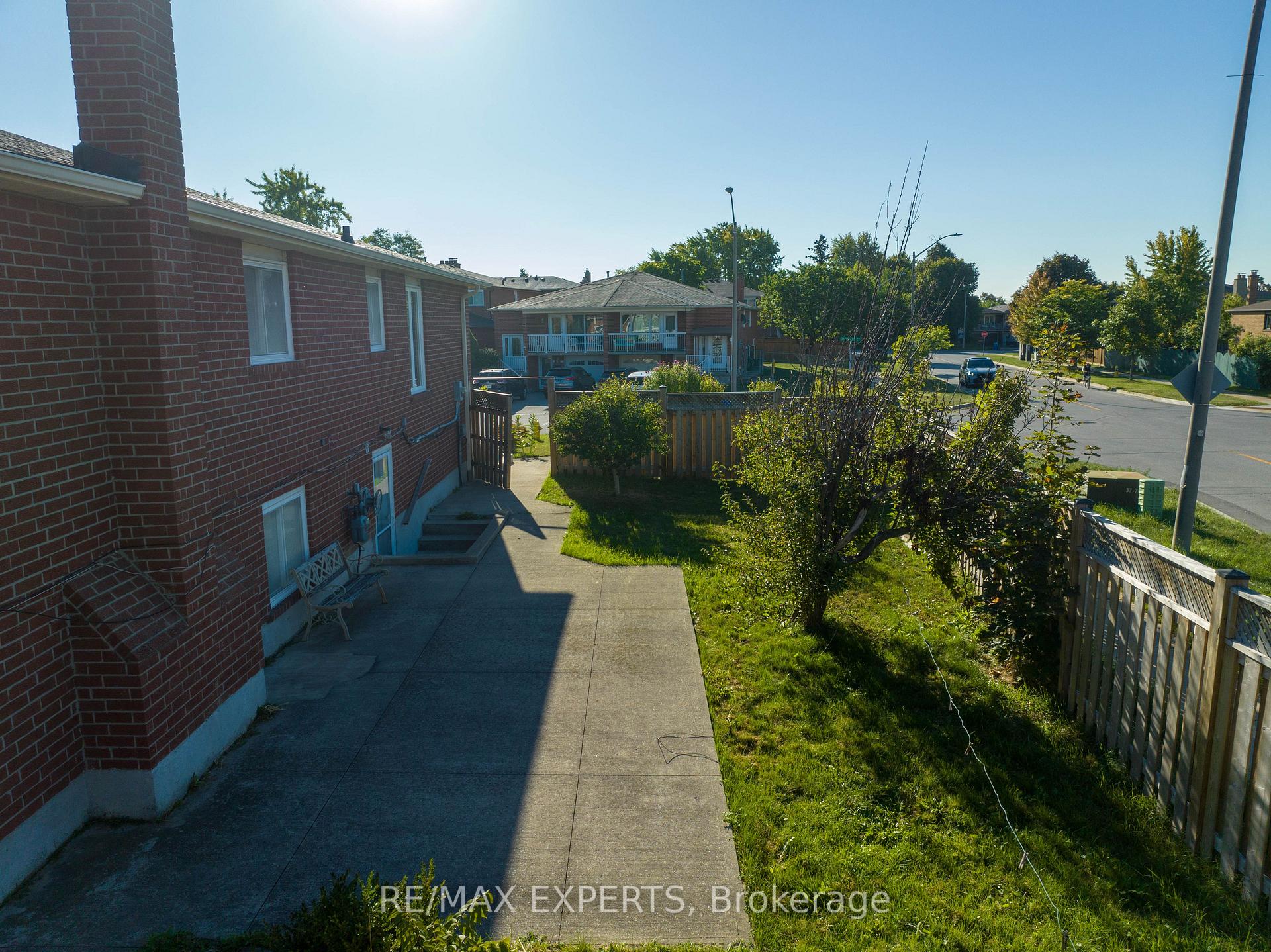 Photo 10 of 8 Brussels Court, Vaughan, East Woodbridge — HOMEH