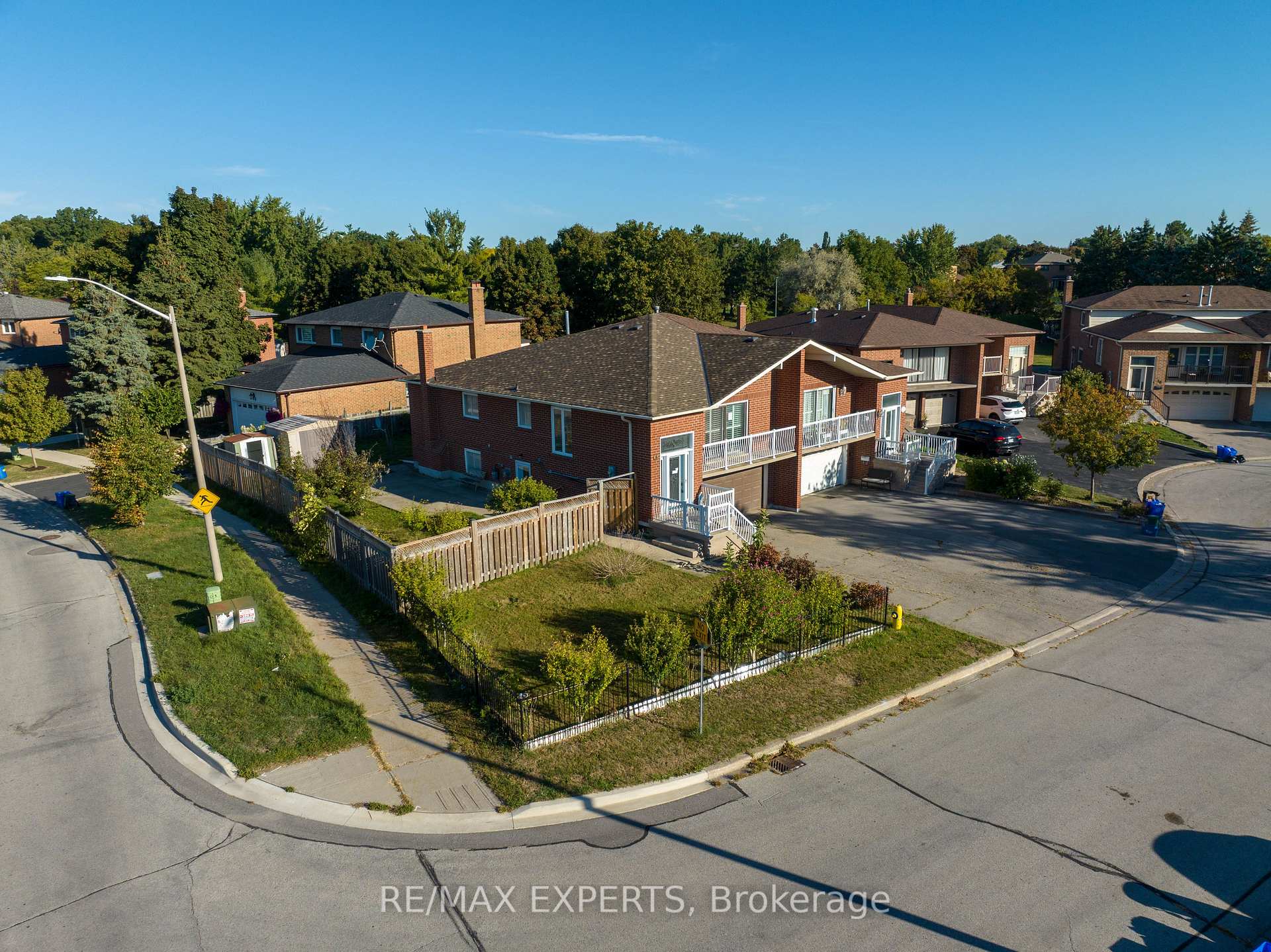 Photo 13 of 8 Brussels Court, Vaughan, East Woodbridge — HOMEH