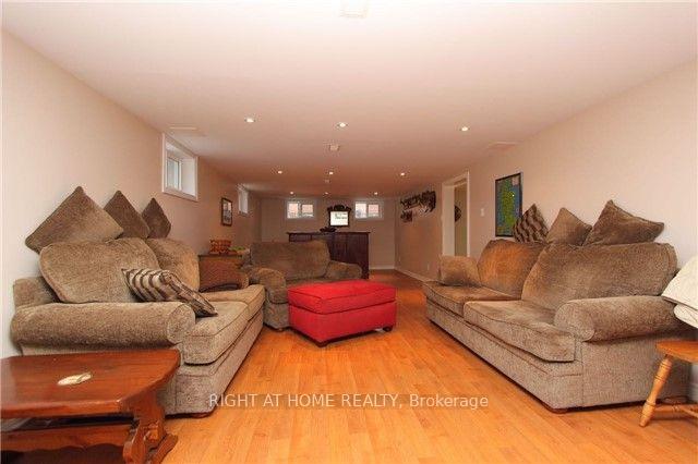 Photo 18 of 132 Winchester Road E, Whitby, Brooklin — HOMEH