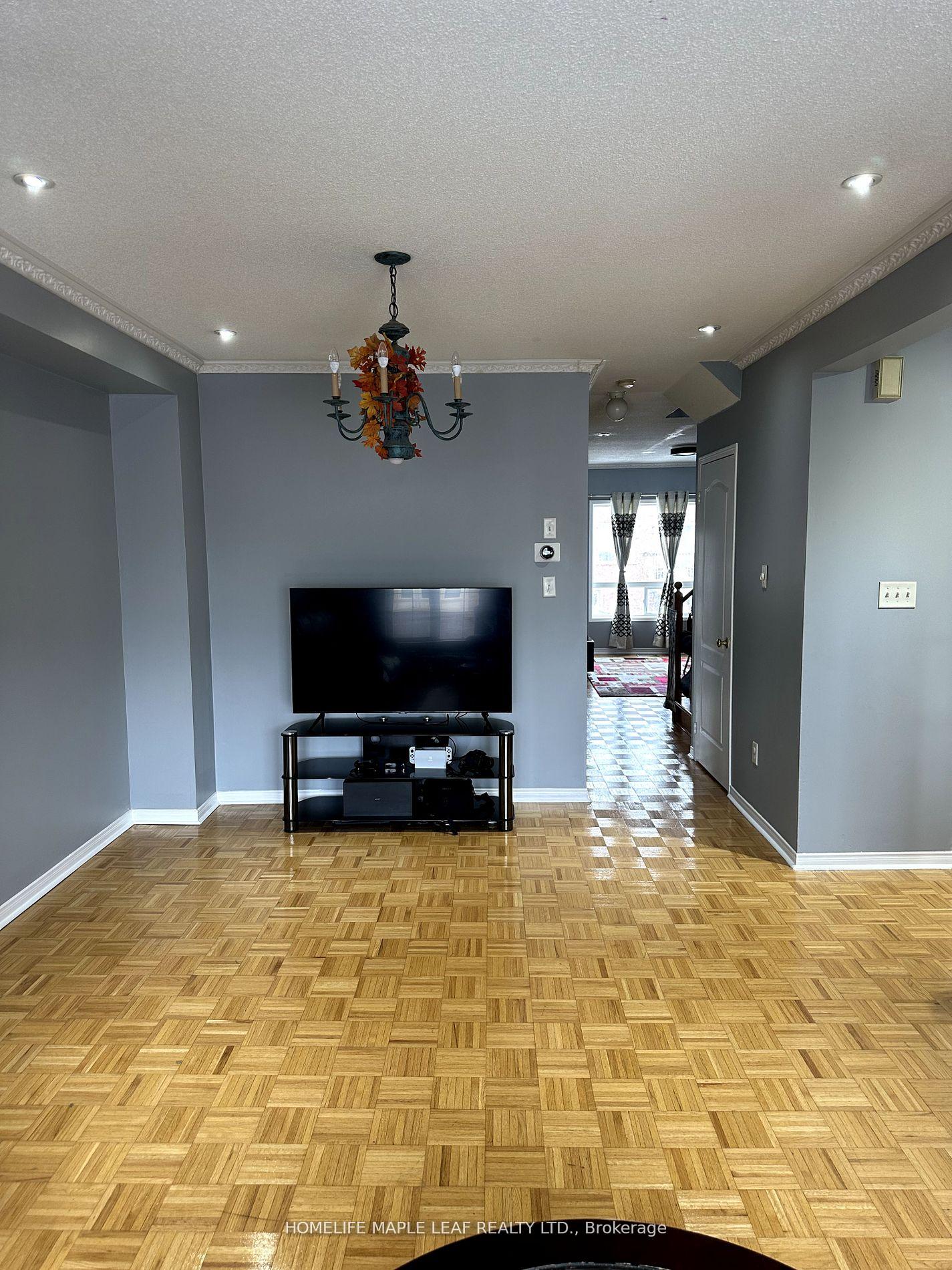 Photo 12 of 15 Pikake Court, Vaughan, Maple — HOMEH