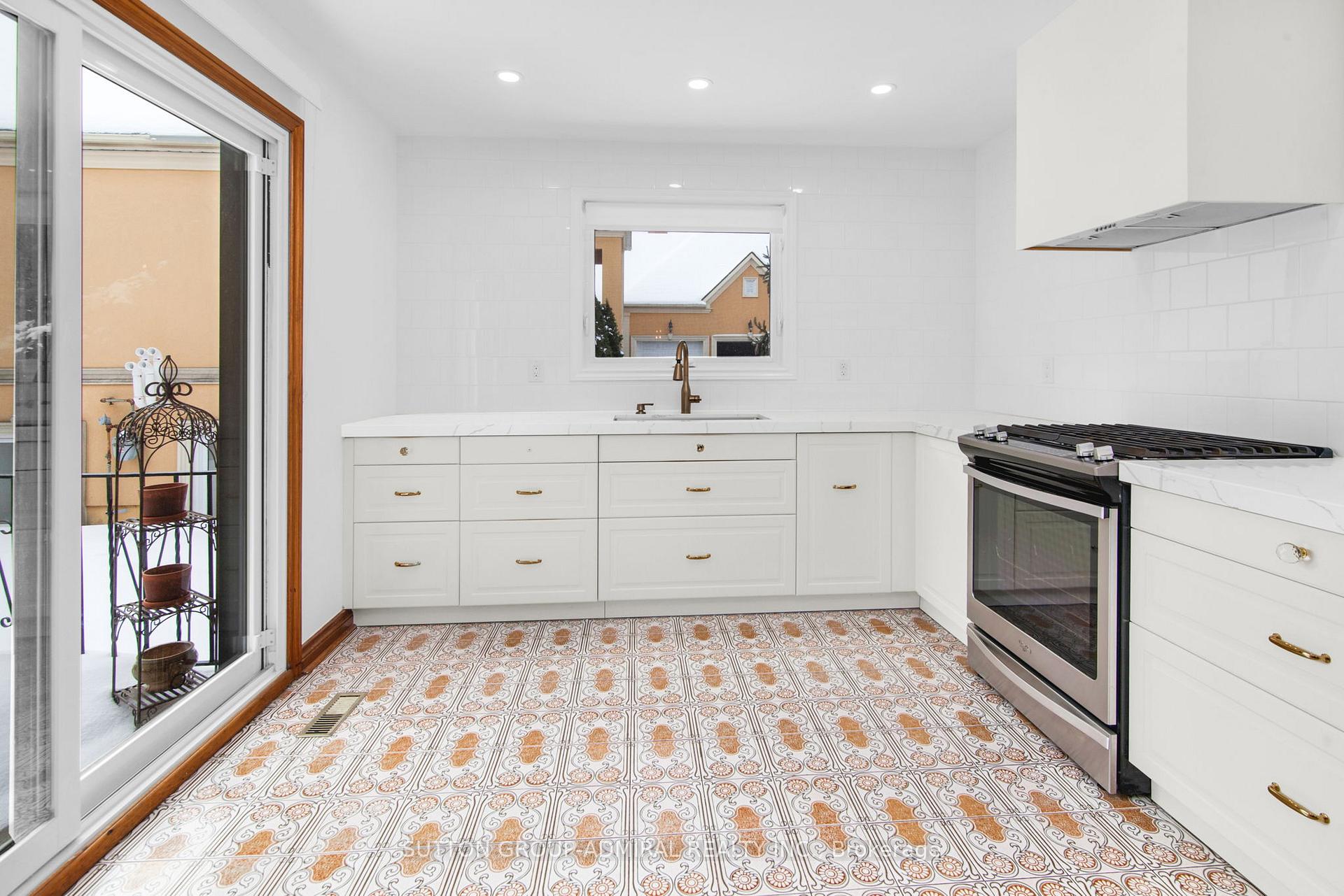 Photo 14 of 57 Arnold Avenue, Vaughan, Crestwood-Springfarm-Yorkhill — HOMEH