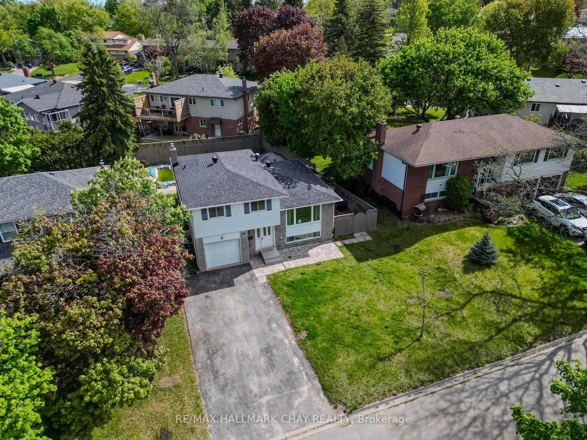Photo 4 of 72 Jane Crescent, Barrie, Allandale Heights — HOMEH