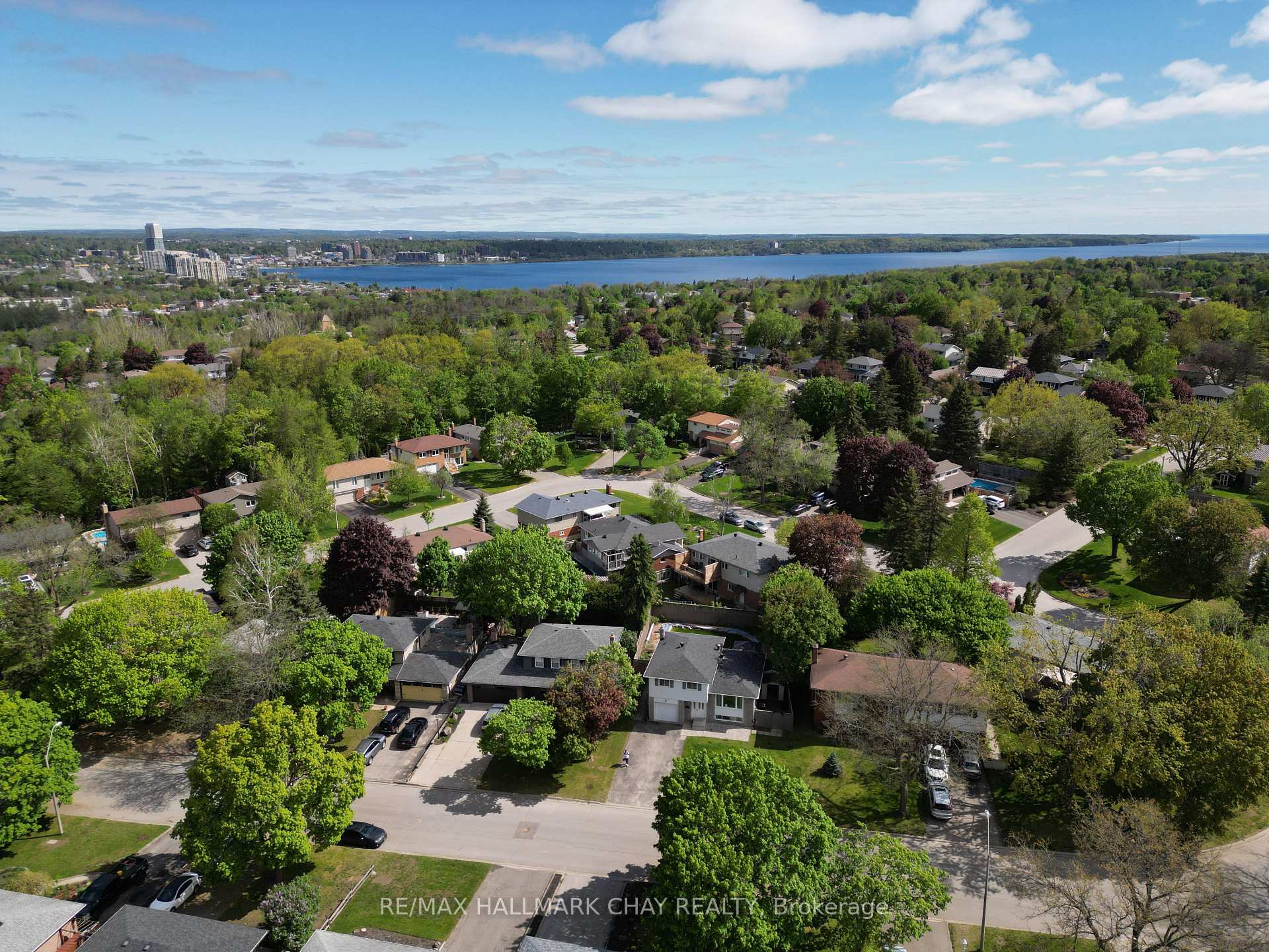 Photo 3 of 72 Jane Crescent, Barrie, Allandale Heights — HOMEH