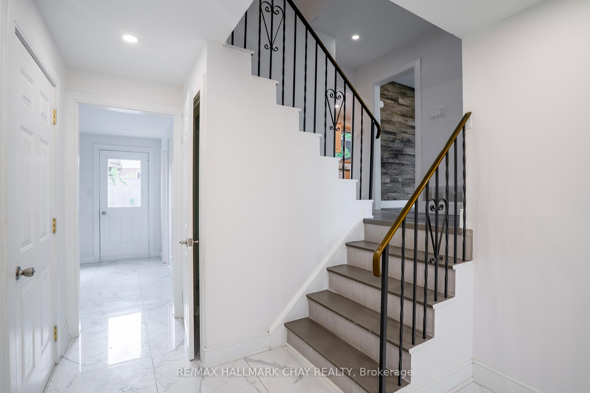 Photo 5 of 72 Jane Crescent, Barrie, Allandale Heights — HOMEH
