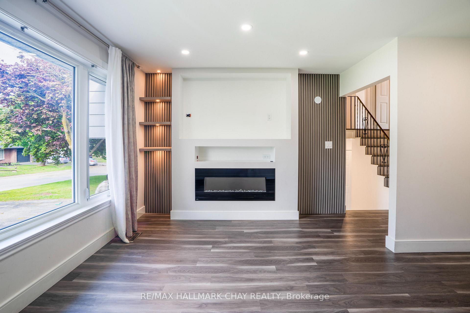 Photo 11 of 72 Jane Crescent, Barrie, Allandale Heights — HOMEH