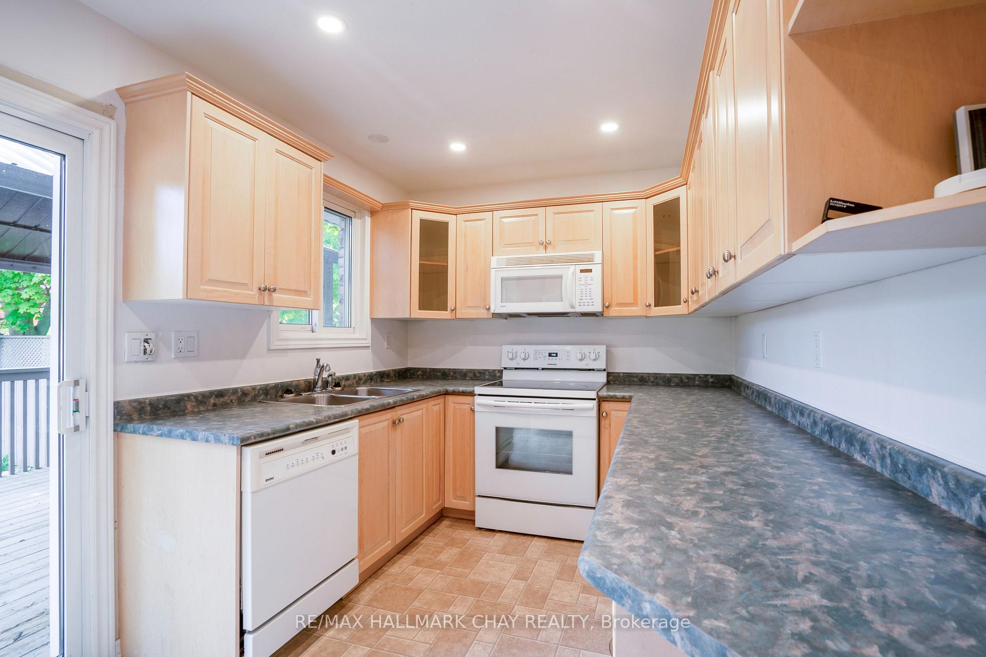 Photo 16 of 72 Jane Crescent, Barrie, Allandale Heights — HOMEH
