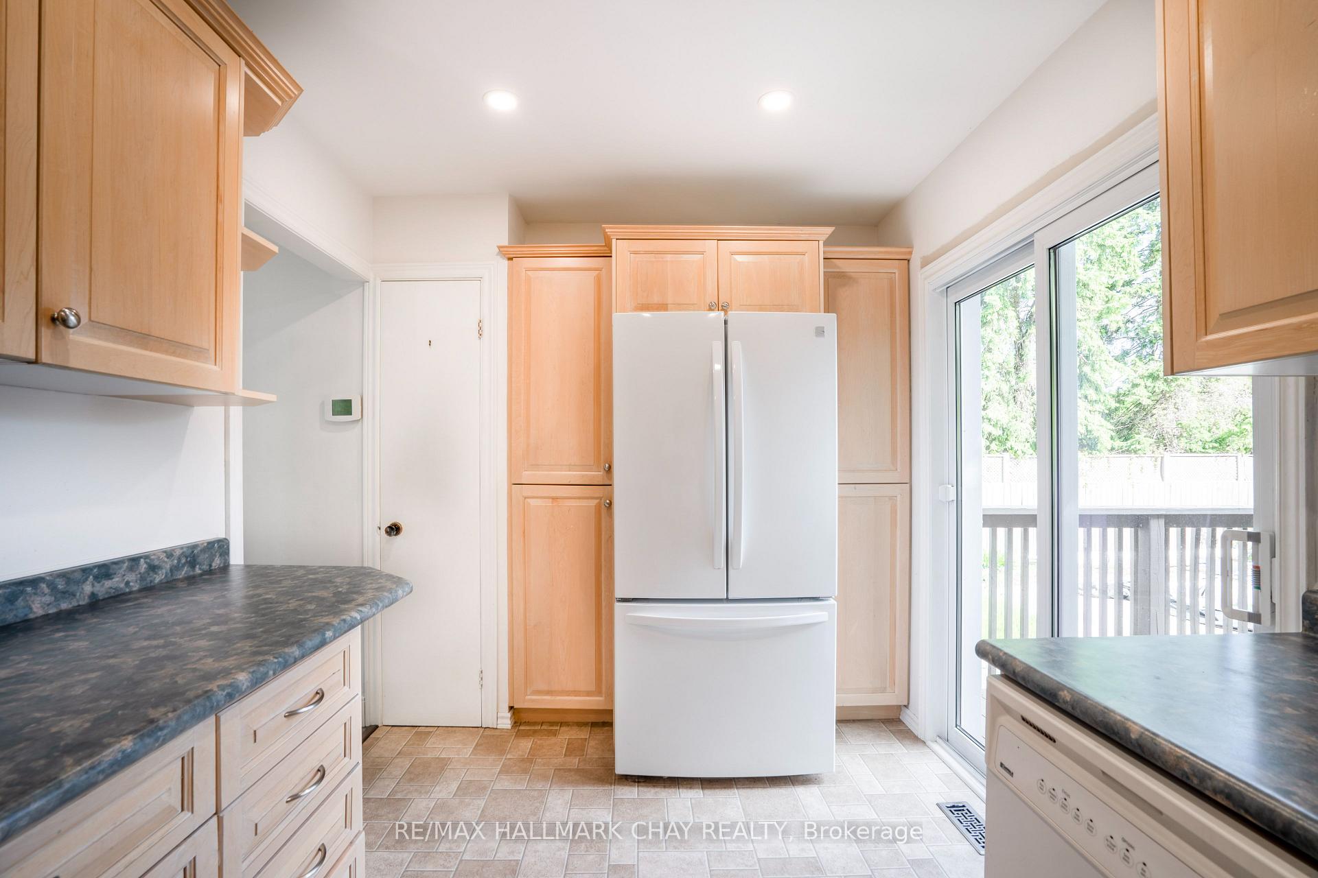 Photo 14 of 72 Jane Crescent, Barrie, Allandale Heights — HOMEH