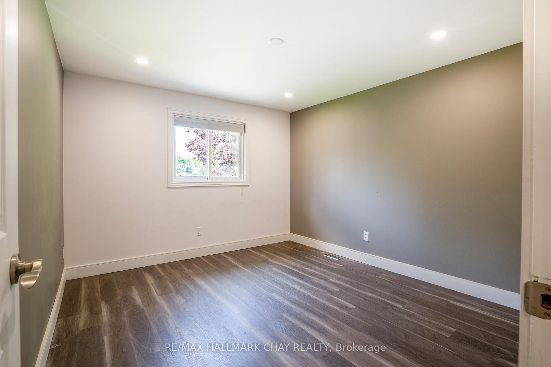 Photo 22 of 72 Jane Crescent, Barrie, Allandale Heights — HOMEH