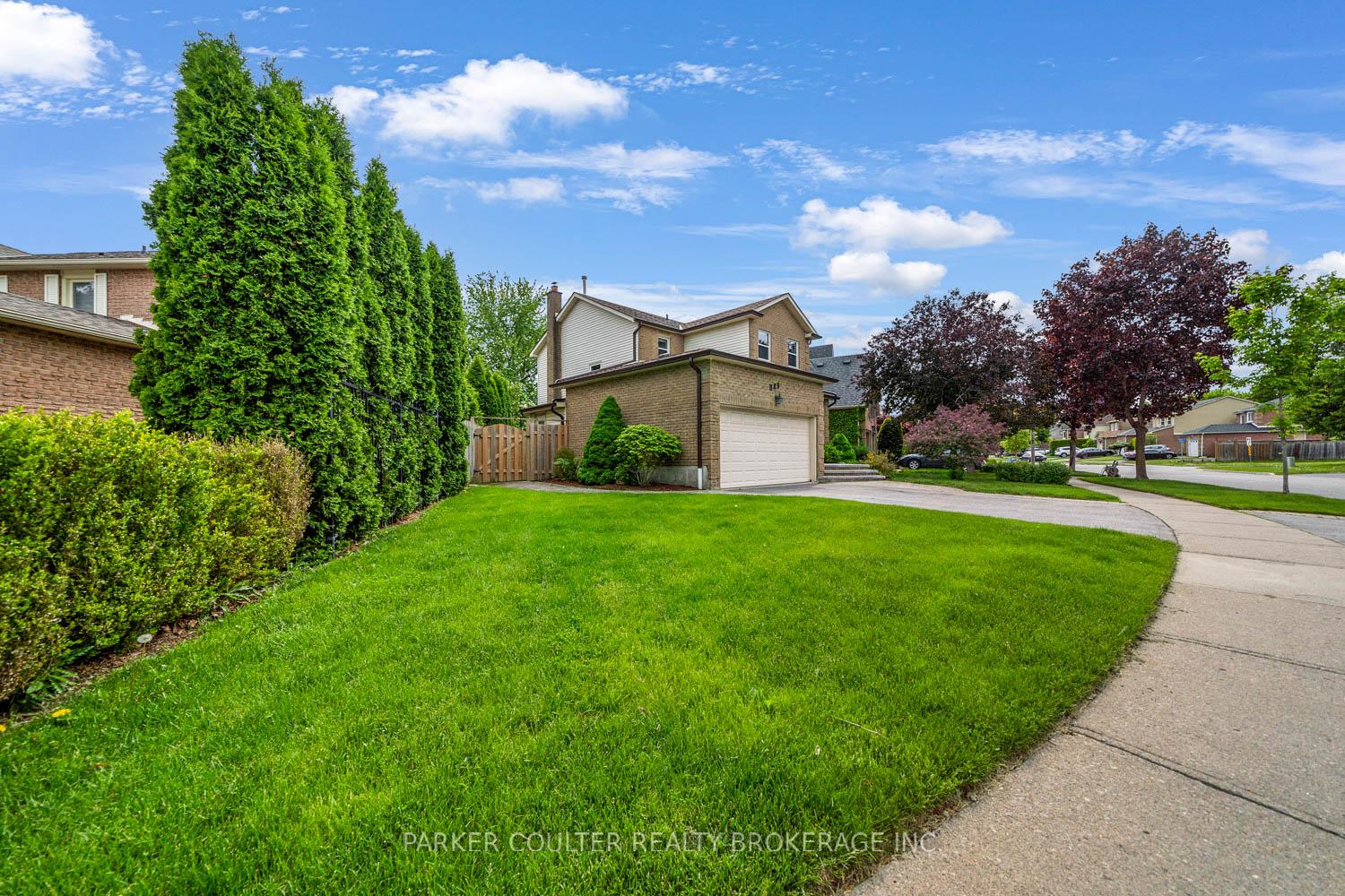 Photo 2 of 889 White Ash Drive, Whitby, Williamsburg — HOMEH