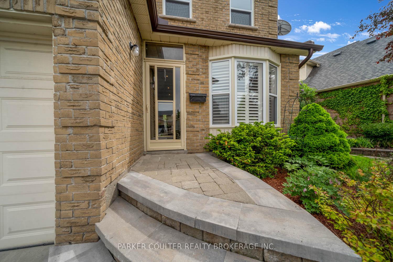 Photo 4 of 889 White Ash Drive, Whitby, Williamsburg — HOMEH