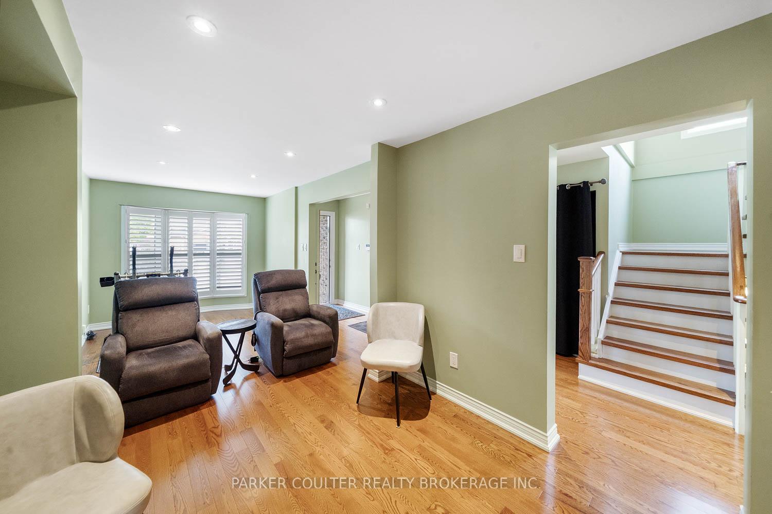 Photo 8 of 889 White Ash Drive, Whitby, Williamsburg — HOMEH