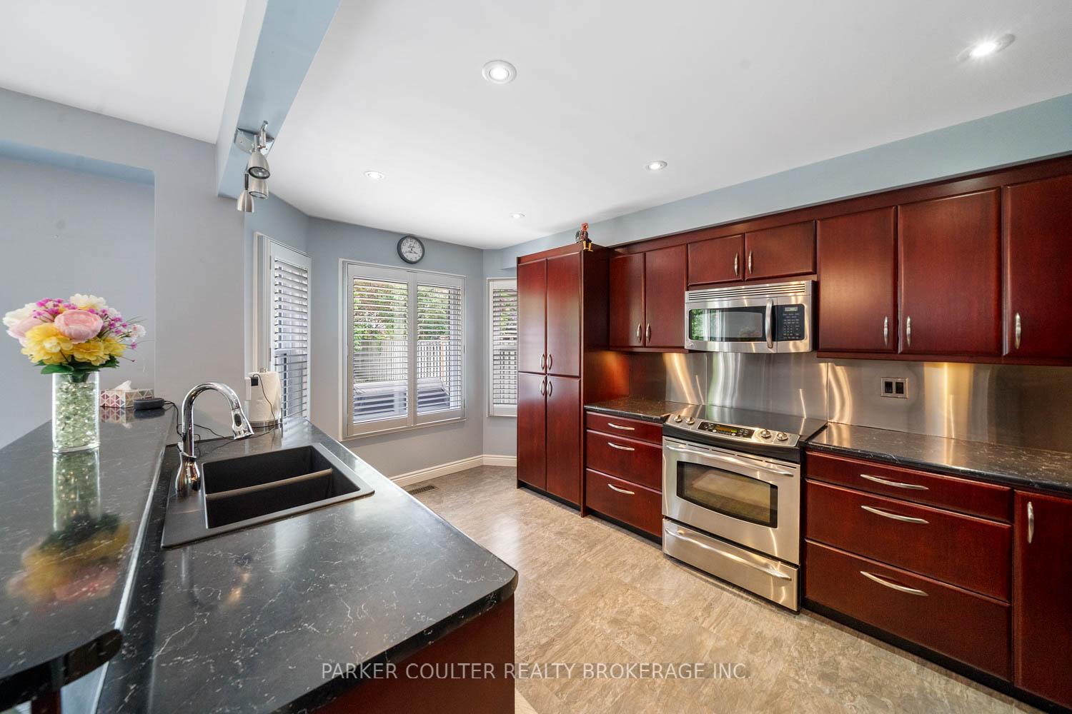 Photo 10 of 889 White Ash Drive, Whitby, Williamsburg — HOMEH