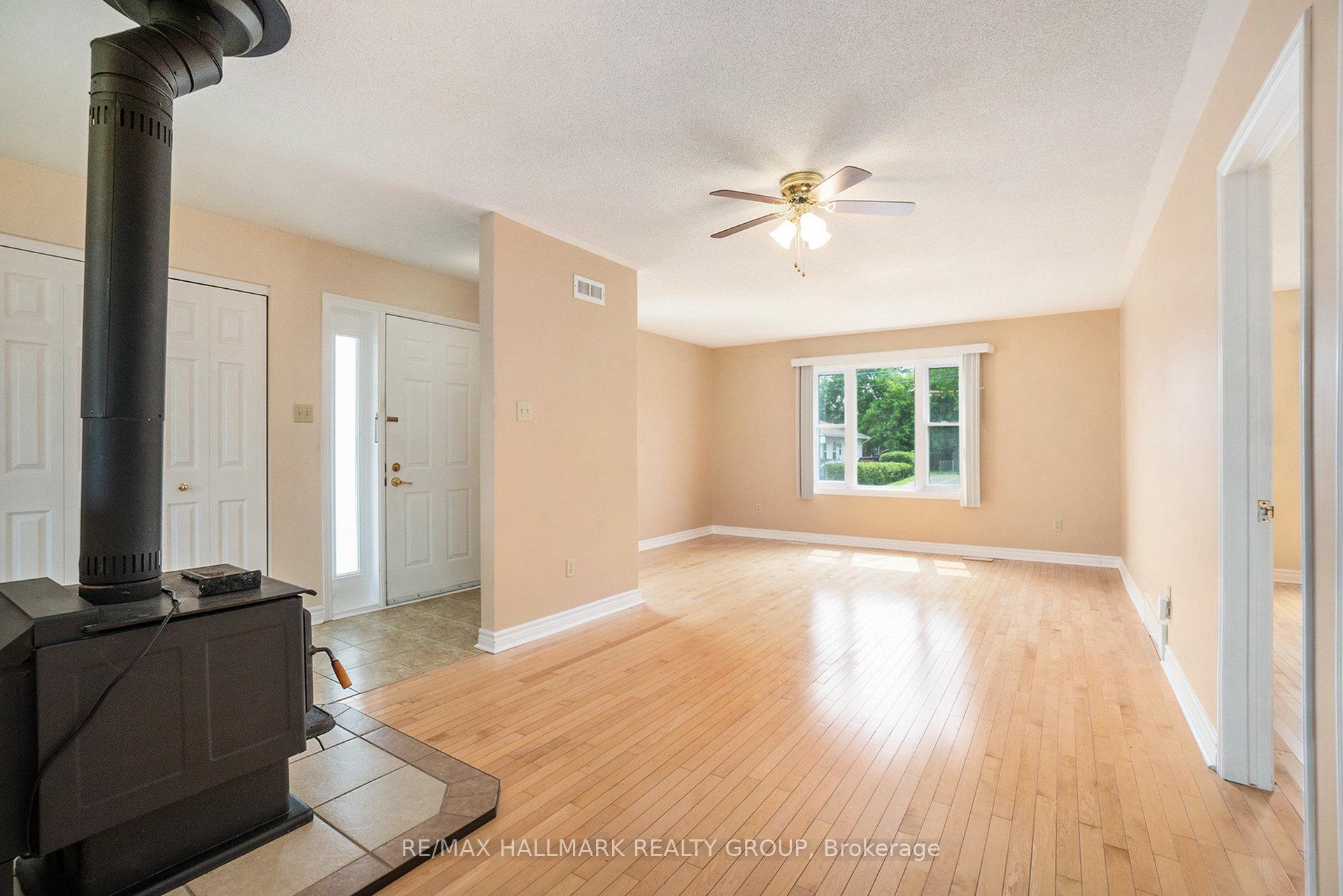 Photo 3 of 155 Edward Street S, Arnprior — HOMEH