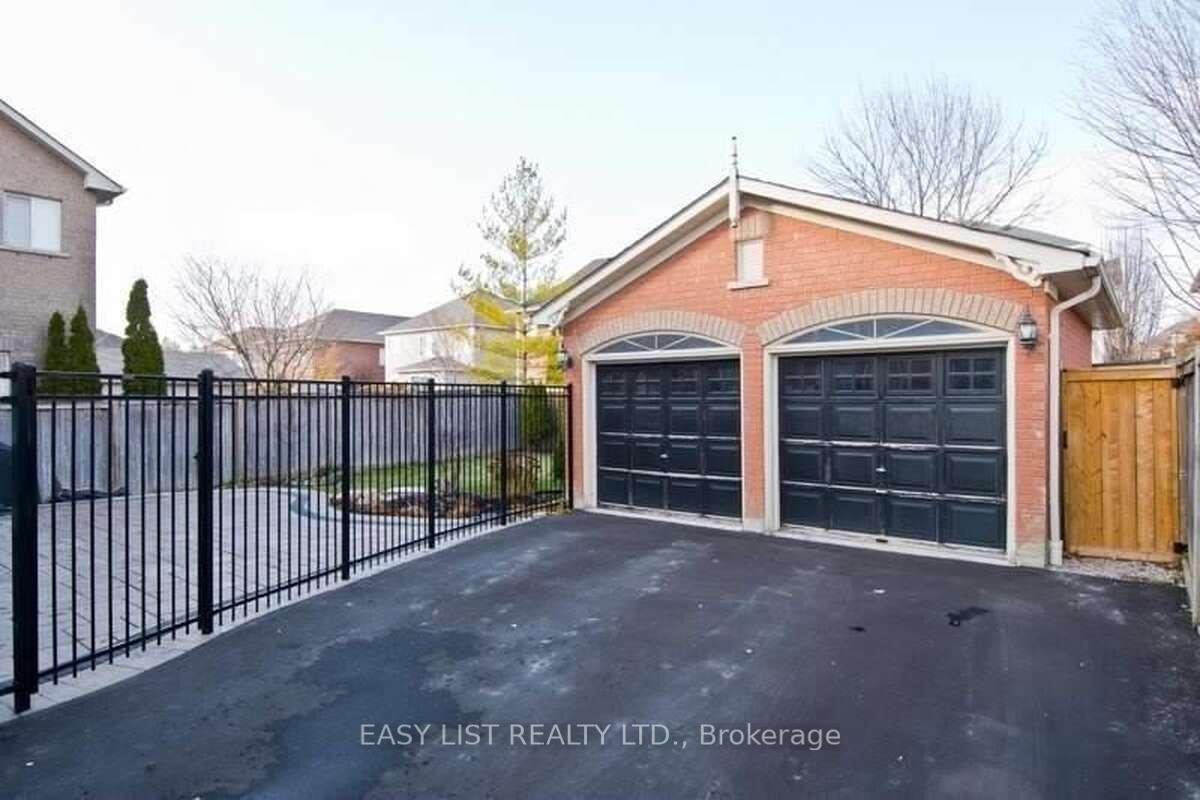 Photo 19 of 39 Elder Crescent, Whitby, Brooklin — HOMEH