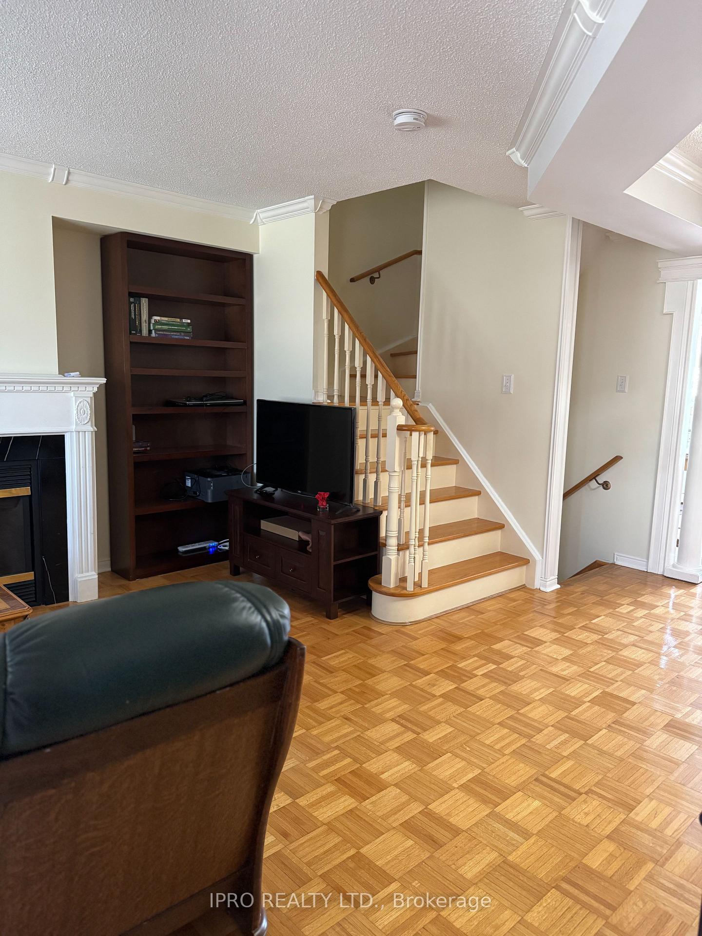 Photo 3 of 49 Forest Run Boulevard, Vaughan, Concord — HOMEH