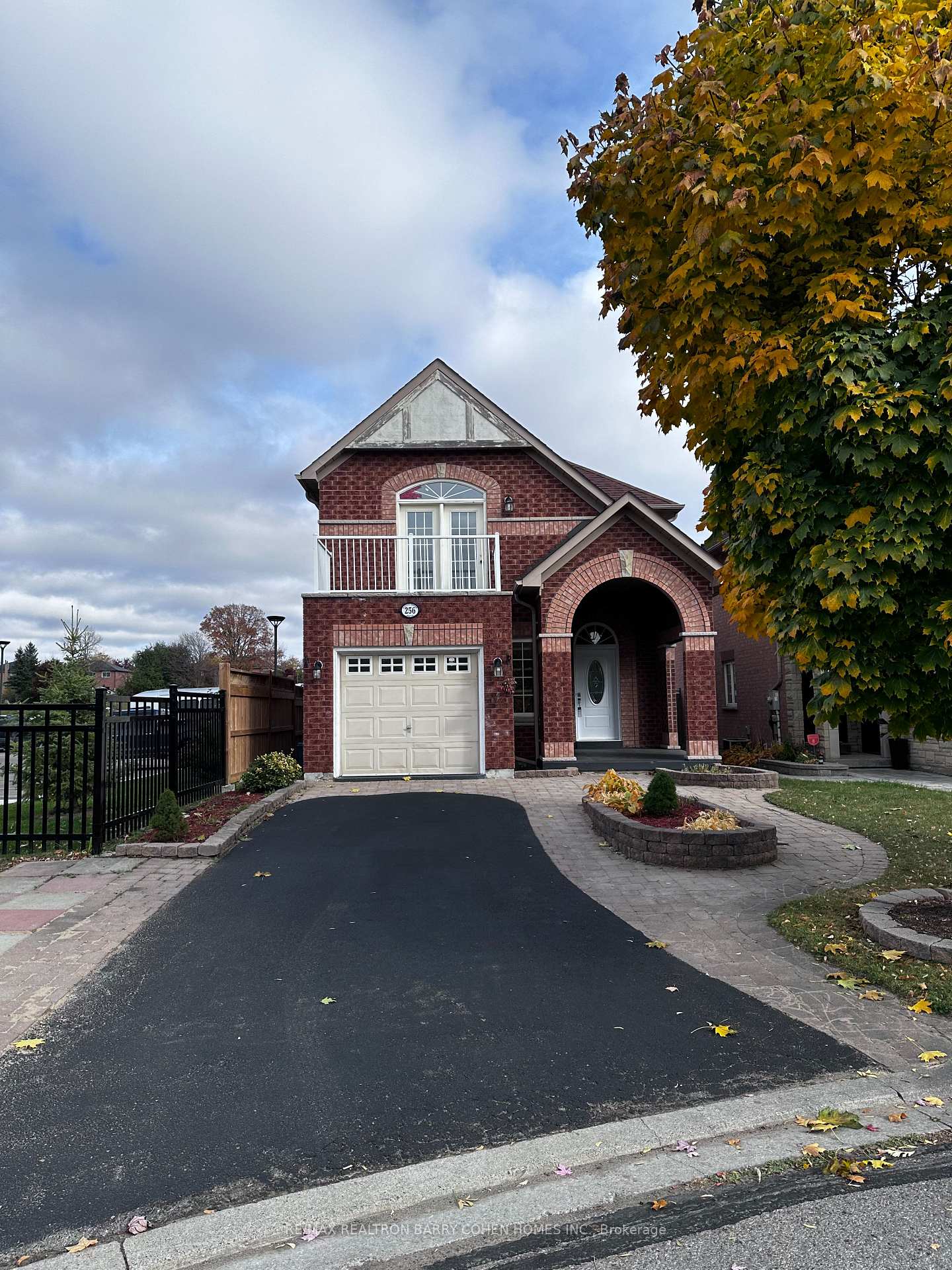 Photo 1 of 256 Willowbrook Drive E, Whitby, Pringle Creek — HOMEH