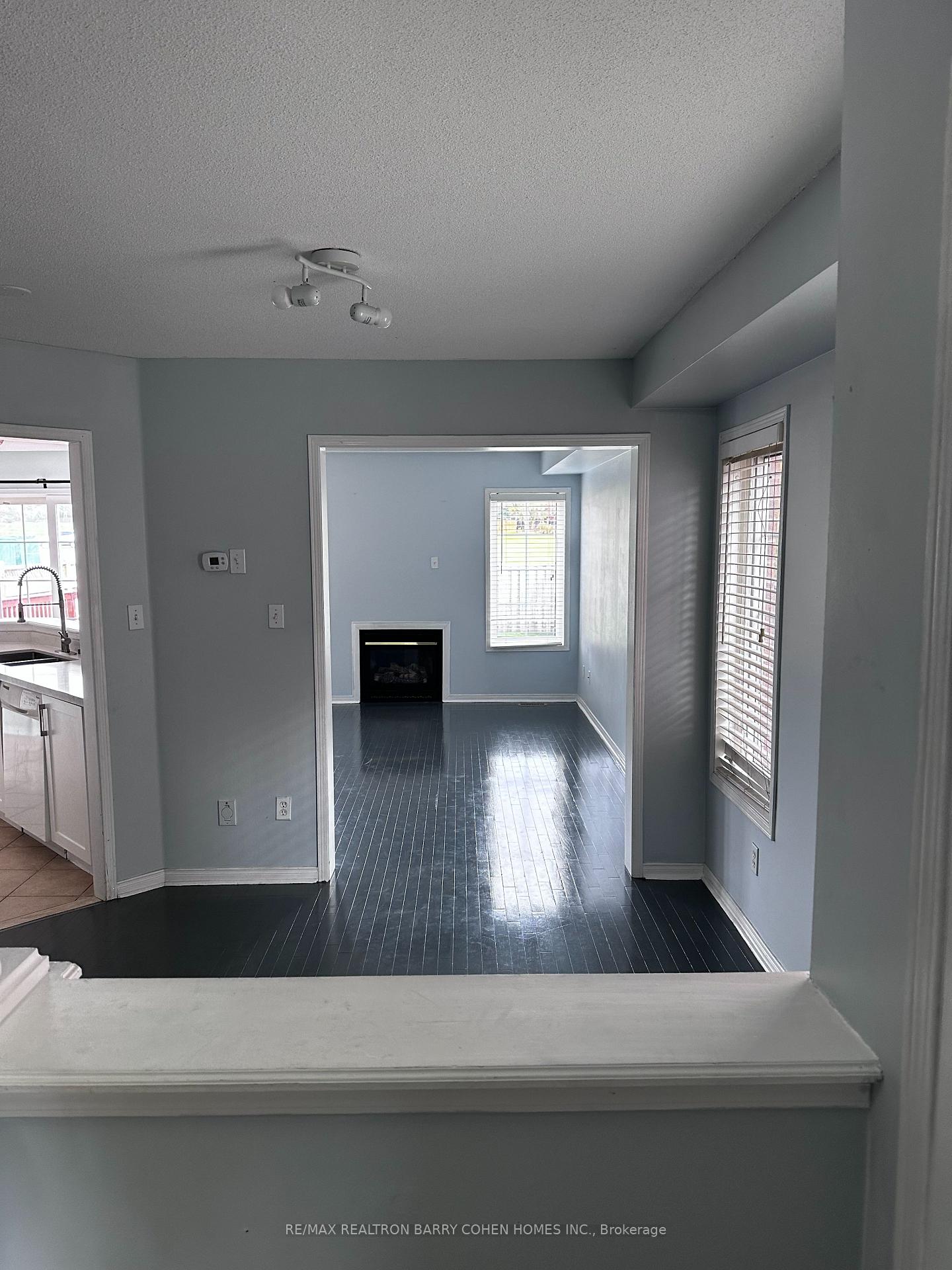 Photo 4 of 256 Willowbrook Drive E, Whitby, Pringle Creek — HOMEH