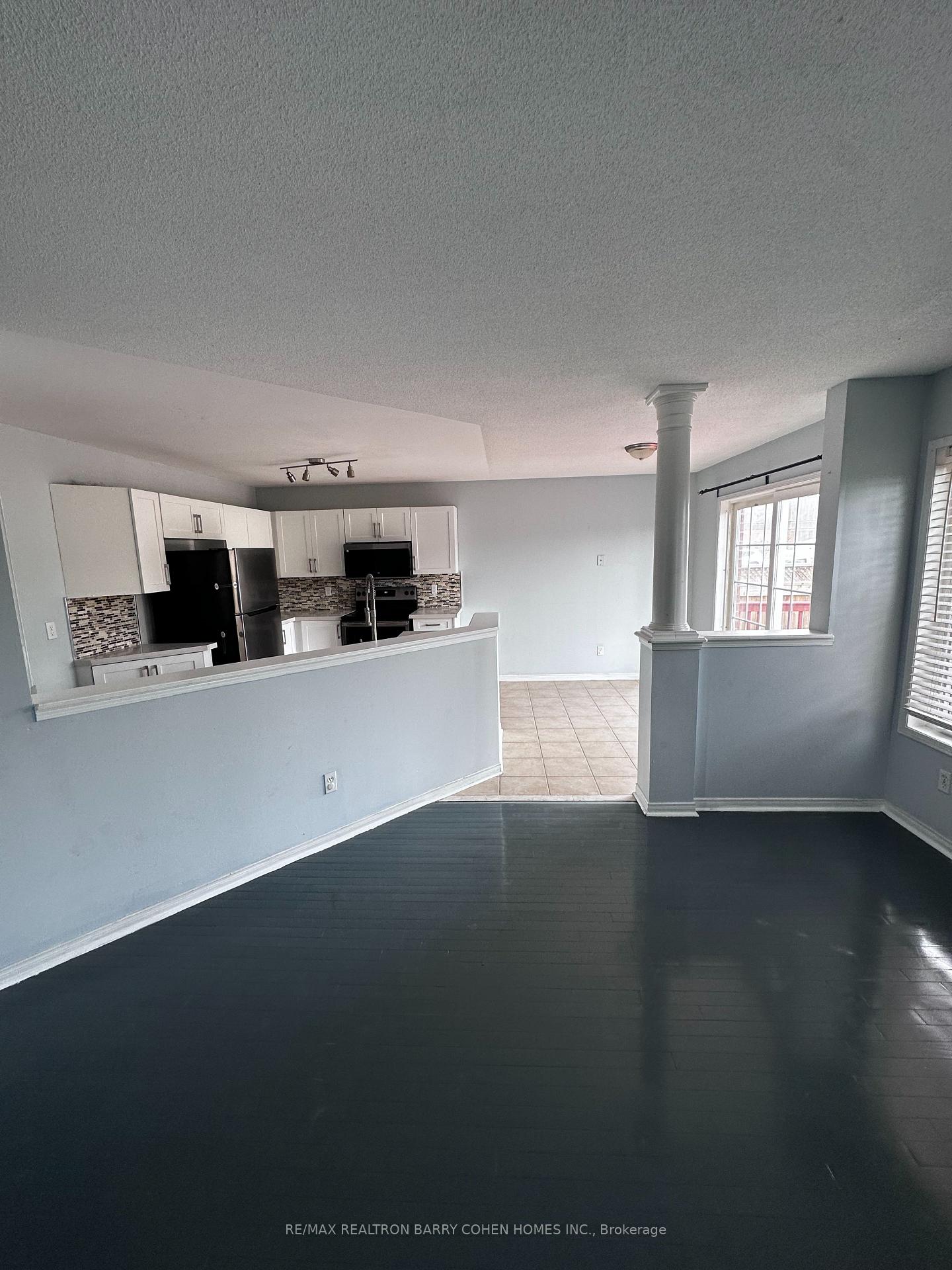 Photo 5 of 256 Willowbrook Drive E, Whitby, Pringle Creek — HOMEH