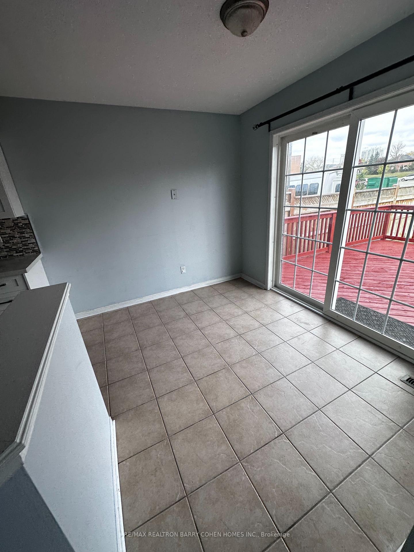 Photo 8 of 256 Willowbrook Drive E, Whitby, Pringle Creek — HOMEH