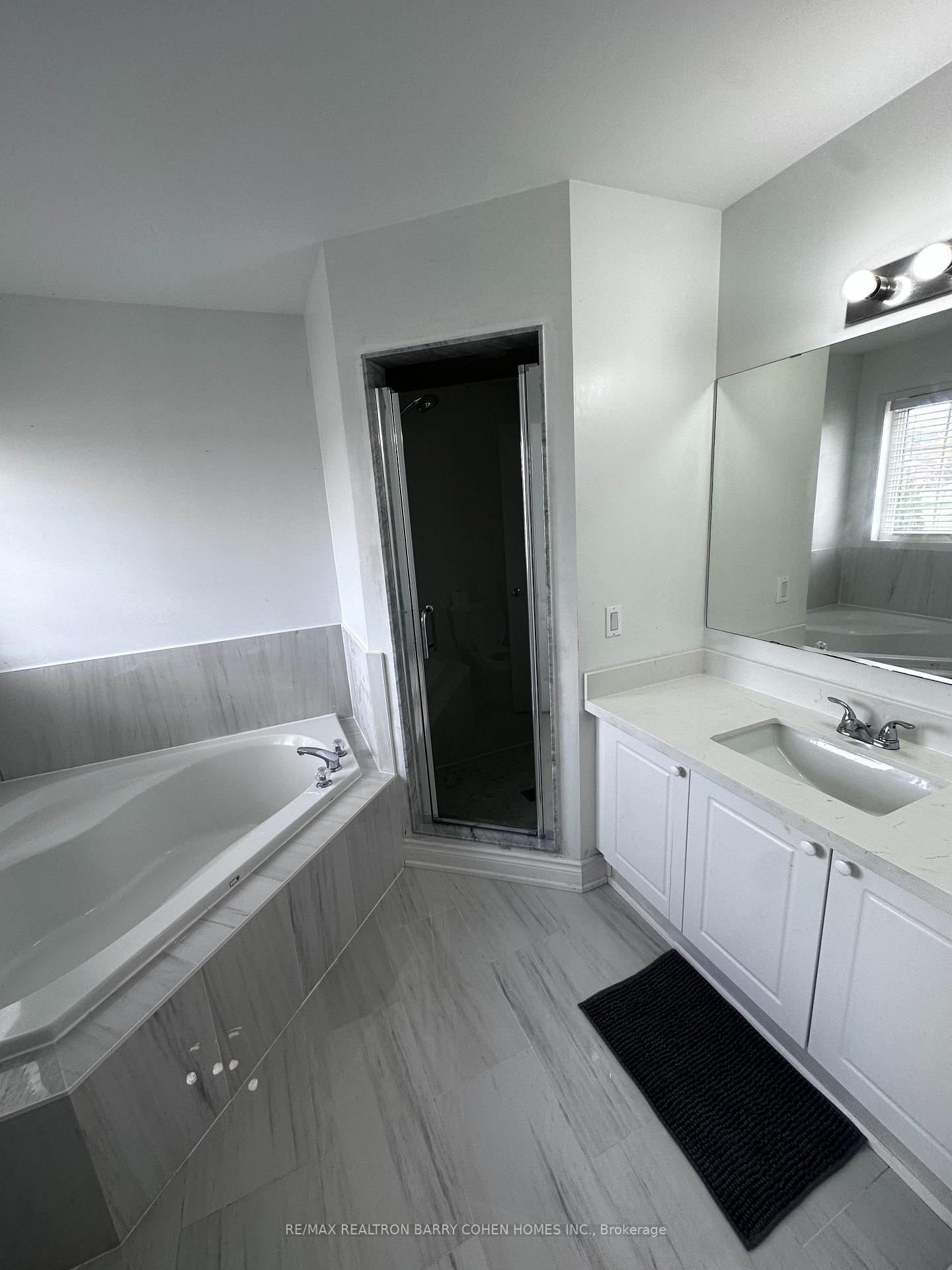 Photo 10 of 256 Willowbrook Drive E, Whitby, Pringle Creek — HOMEH
