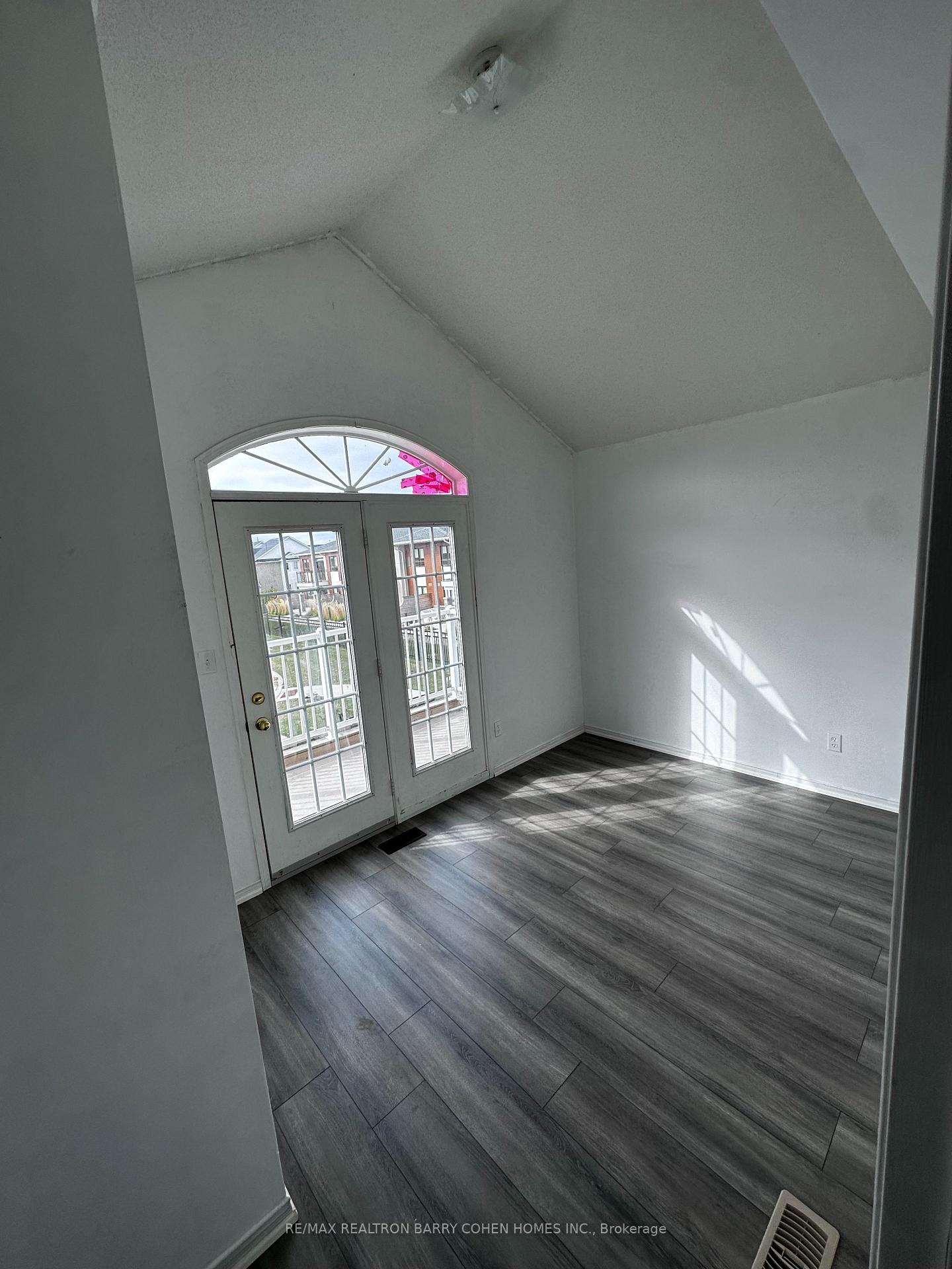 Photo 14 of 256 Willowbrook Drive E, Whitby, Pringle Creek — HOMEH