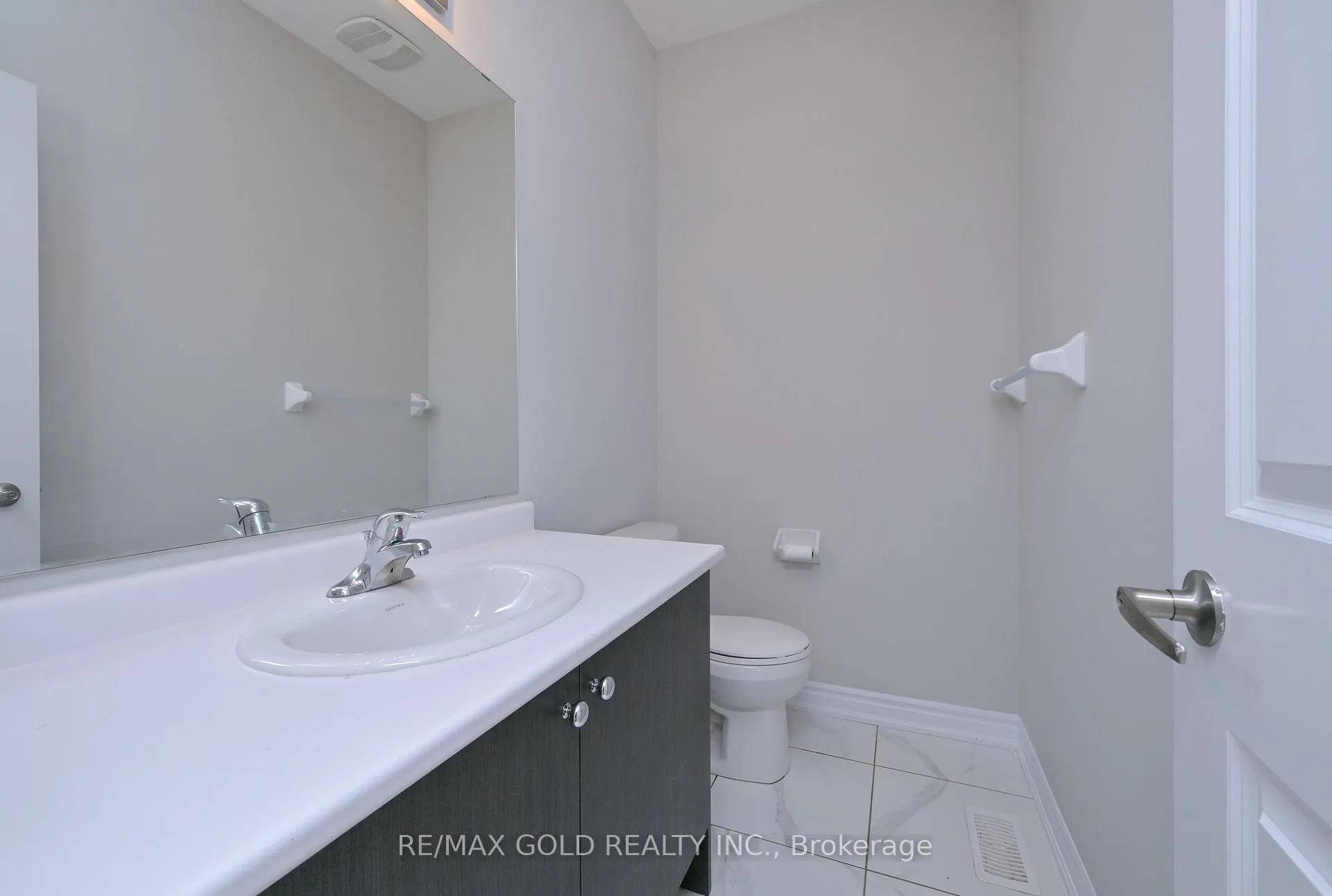 Photo 5 of 138 Nottingham Road, Barrie, Rural Barrie Southeast — HOMEH