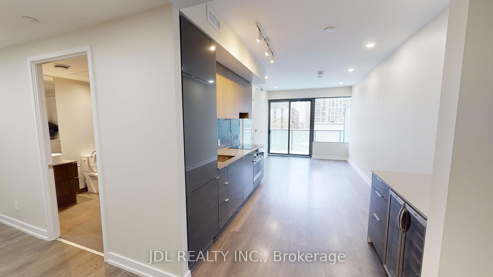 Photo 2 of Unit 703, 161 Roehampton Ave, Toronto, Mount Pleasant West — HOMEH