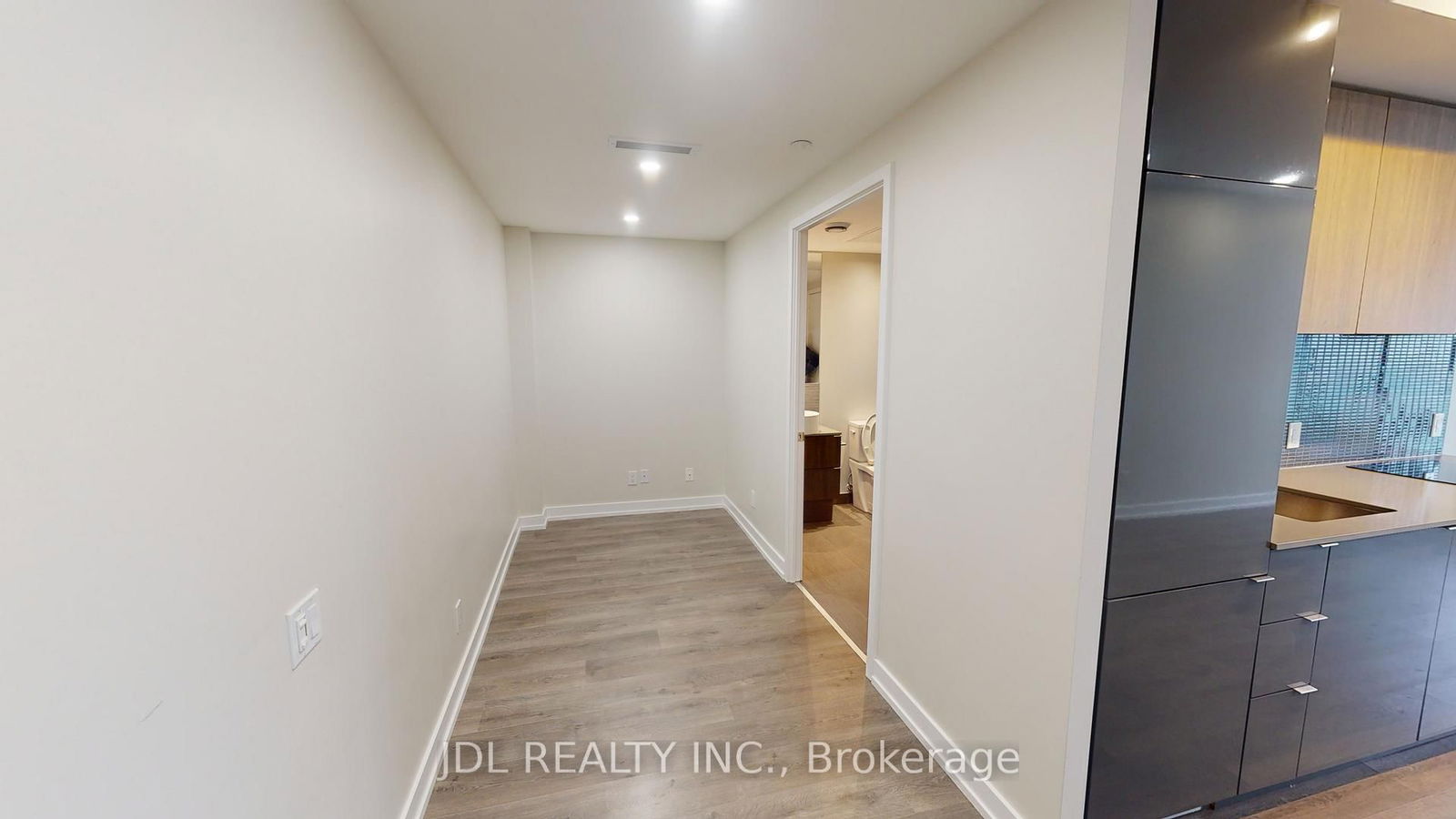 Photo 4 of Unit 703, 161 Roehampton Ave, Toronto, Mount Pleasant West — HOMEH
