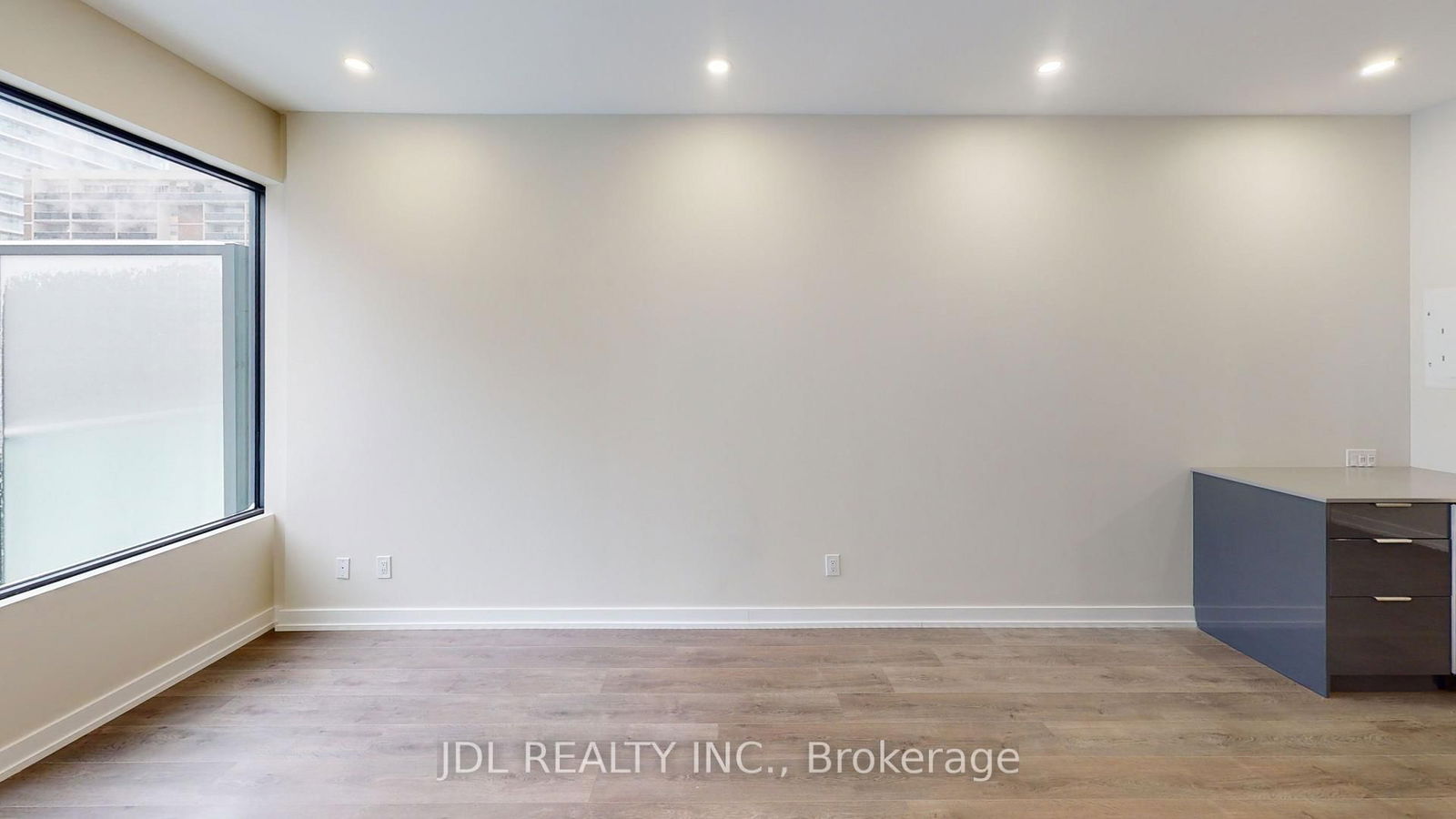 Photo 5 of Unit 703, 161 Roehampton Ave, Toronto, Mount Pleasant West — HOMEH