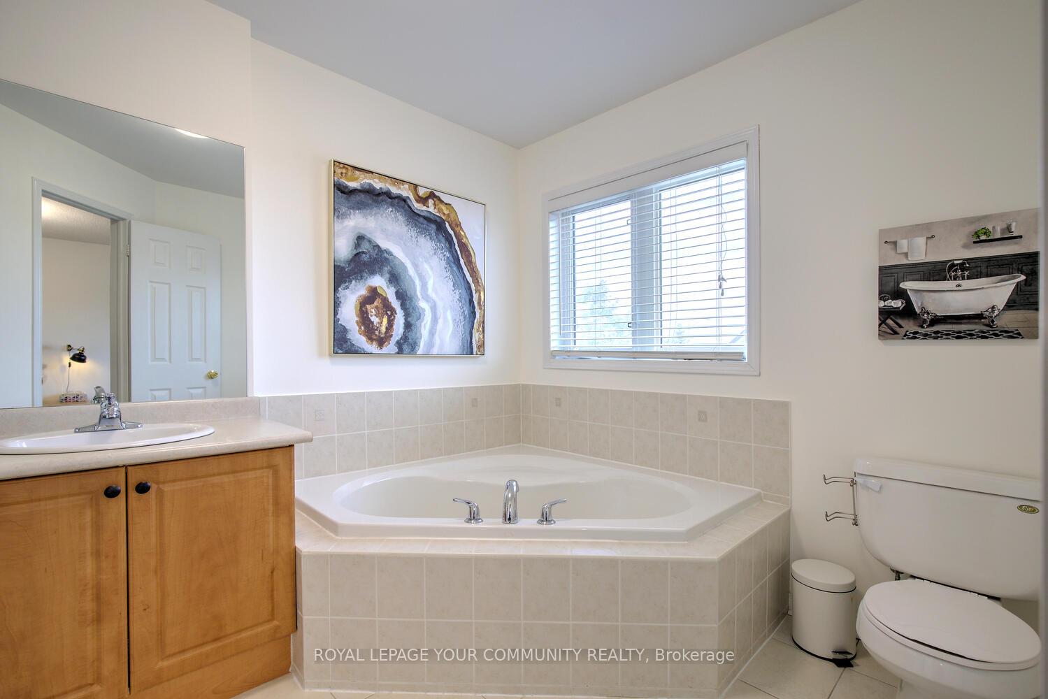 Photo 32 of 45 Catalpa Crescent, Vaughan, Patterson — HOMEH