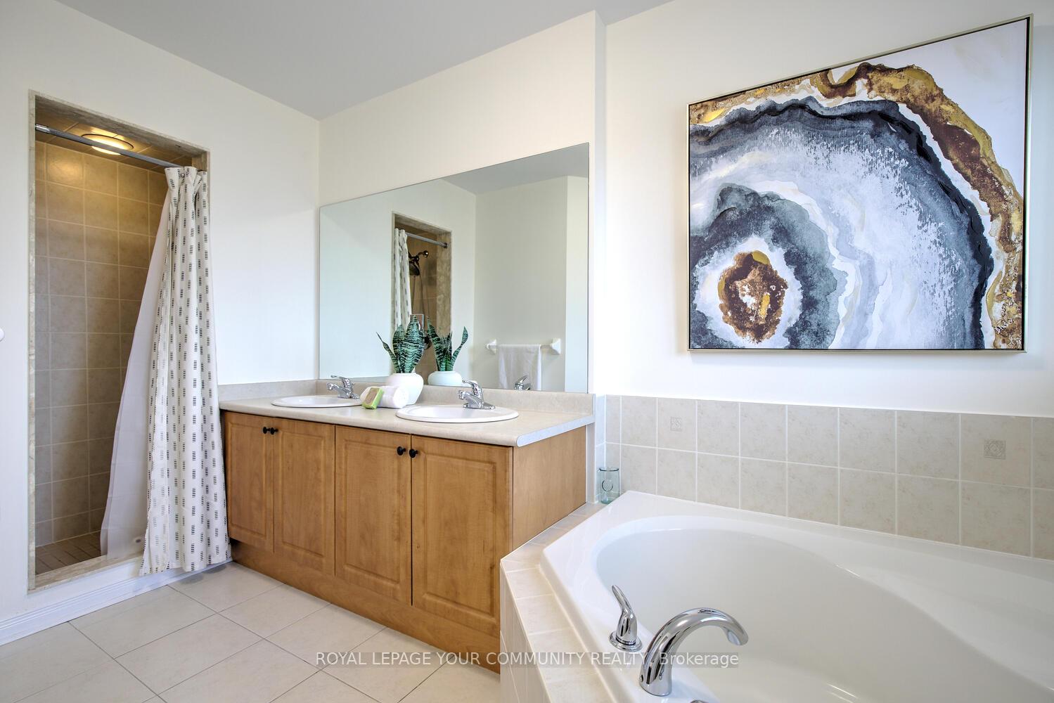 Photo 33 of 45 Catalpa Crescent, Vaughan, Patterson — HOMEH