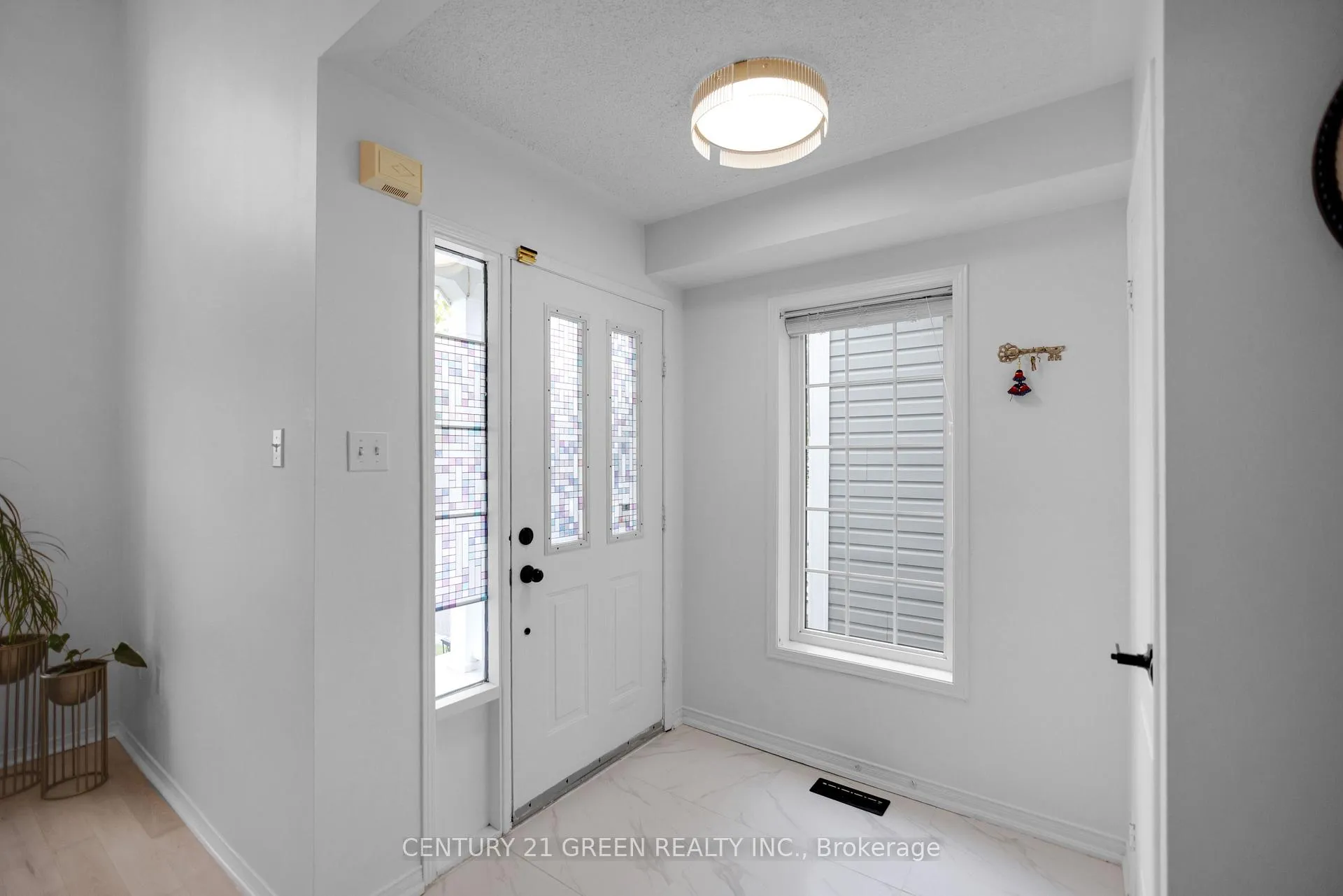 Photo 4 of 25 Warwick Avenue, Ajax, South East — HOMEH