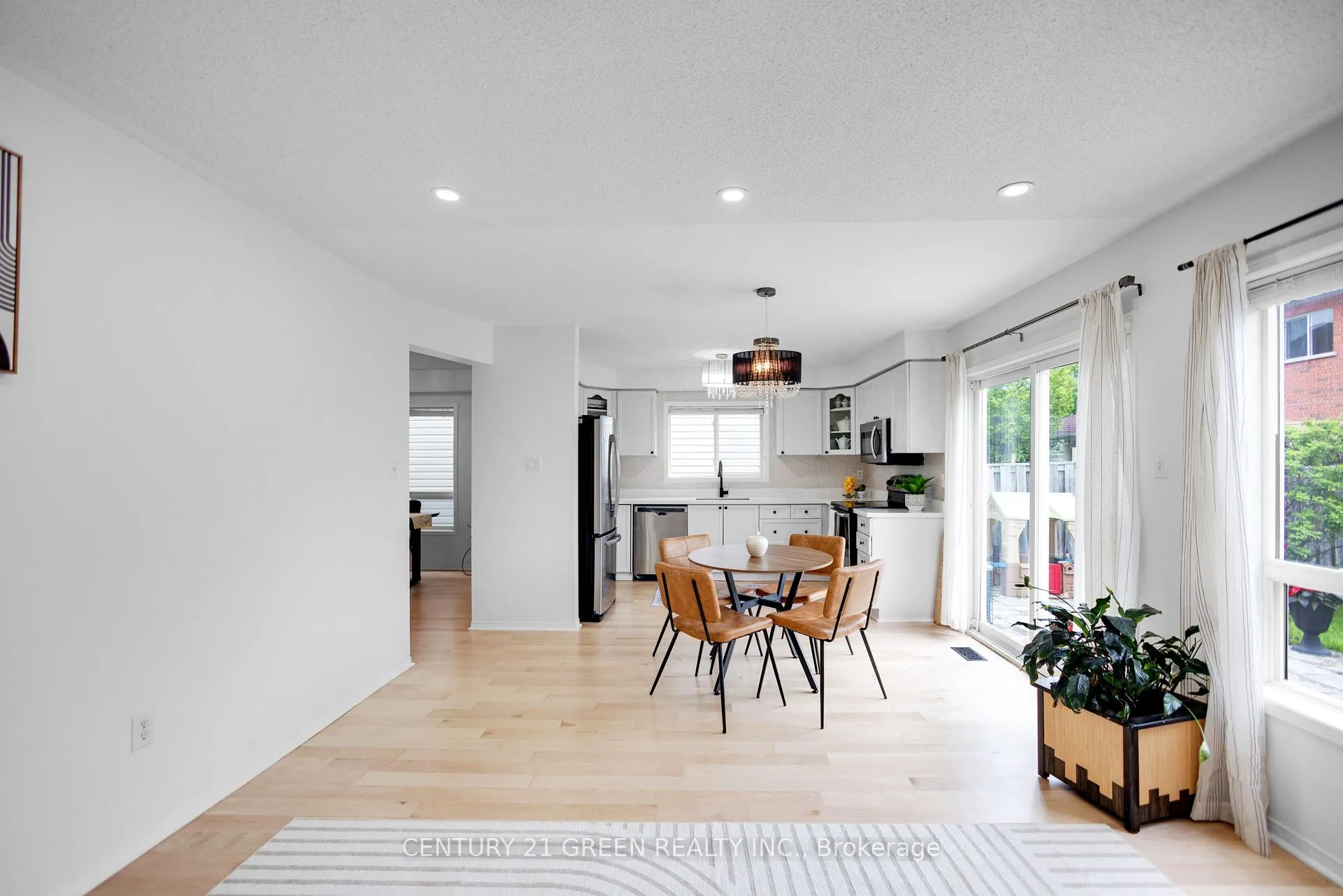 Photo 12 of 25 Warwick Avenue, Ajax, South East — HOMEH