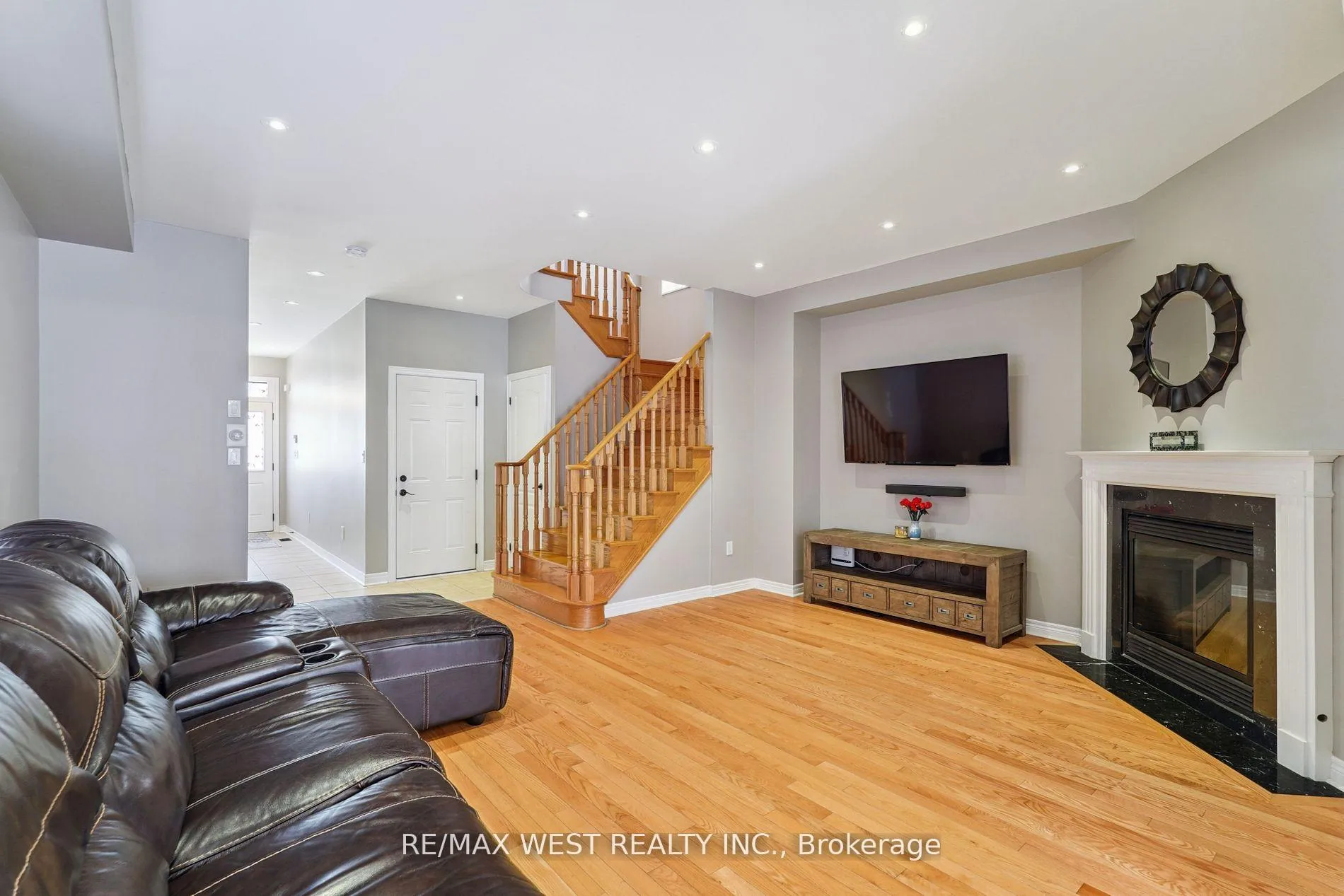 Photo 3 of 148 Chayna Crescent, Vaughan, Patterson — HOMEH