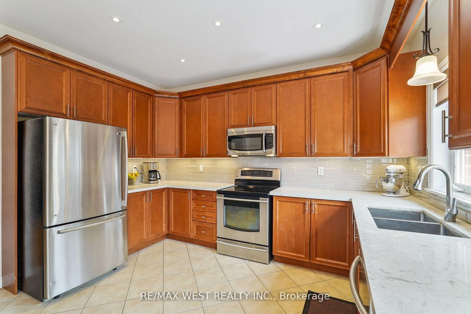 Photo 4 of 148 Chayna Crescent, Vaughan, Patterson — HOMEH