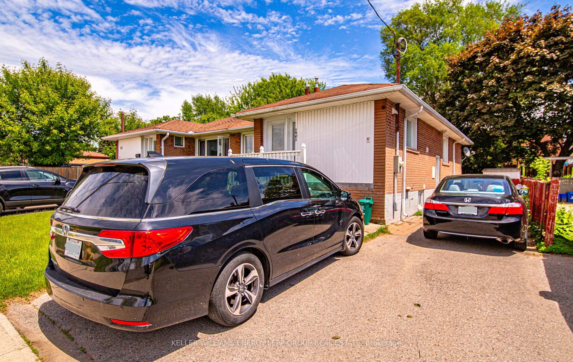 Photo 3 of 121 Lupin Drive, Whitby, Downtown Whitby — HOMEH