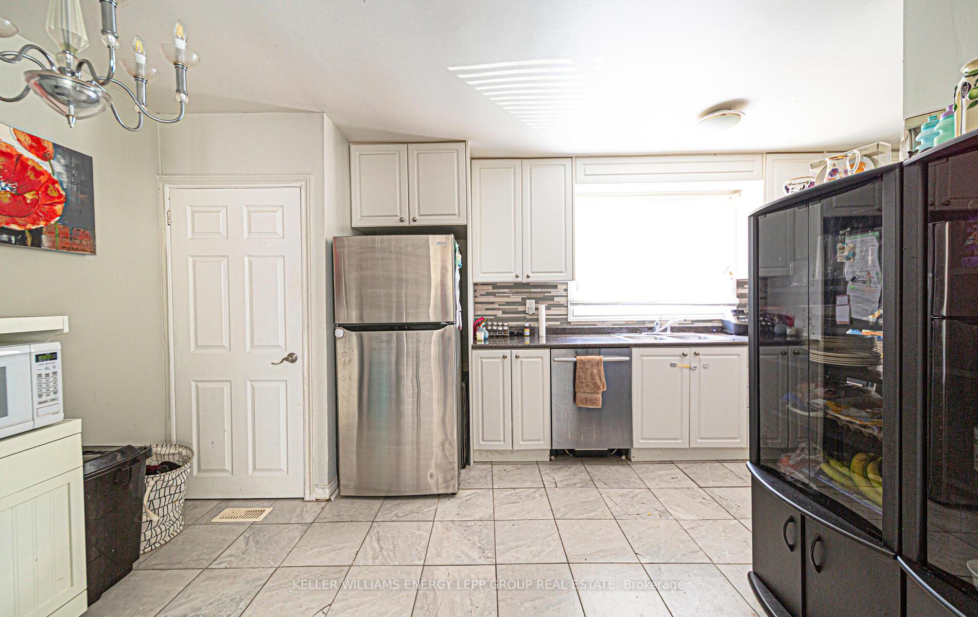 Photo 10 of 121 Lupin Drive, Whitby, Downtown Whitby — HOMEH