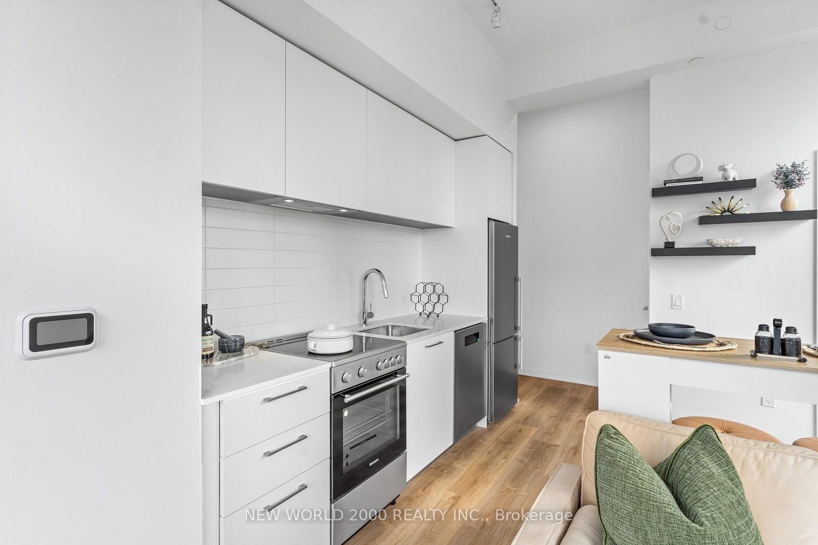 Photo 3 of Unit 3412, 101 Roehampton Ave, Toronto, Mount Pleasant West — HOMEH