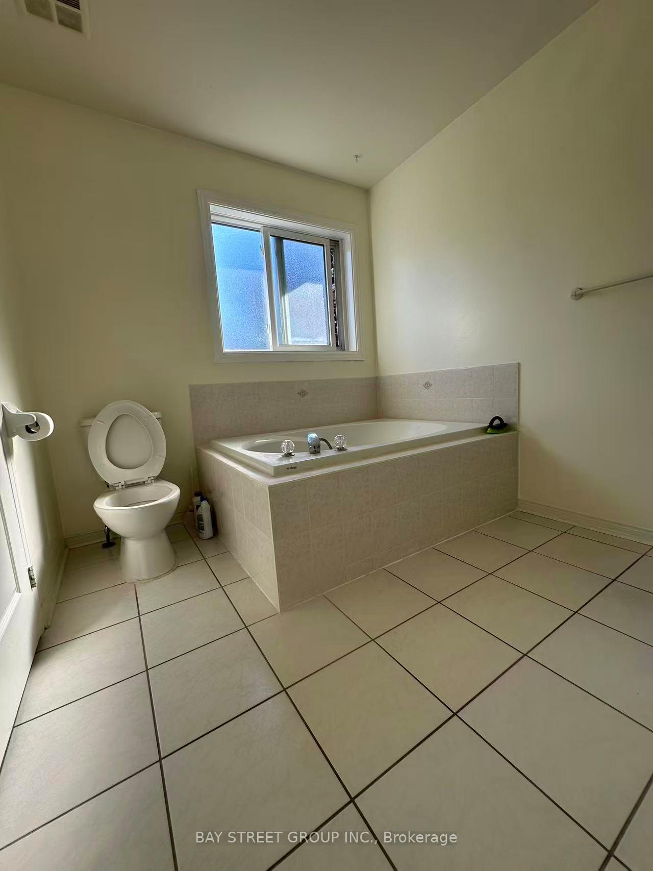 Photo 11 of 5 Ballymore Drive, Aurora, Bayview Wellington — HOMEH
