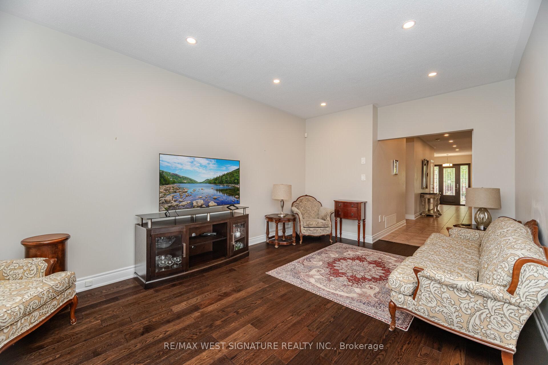 Photo 15 of 107 Cupola Crescent, Vaughan, Vellore Village — HOMEH