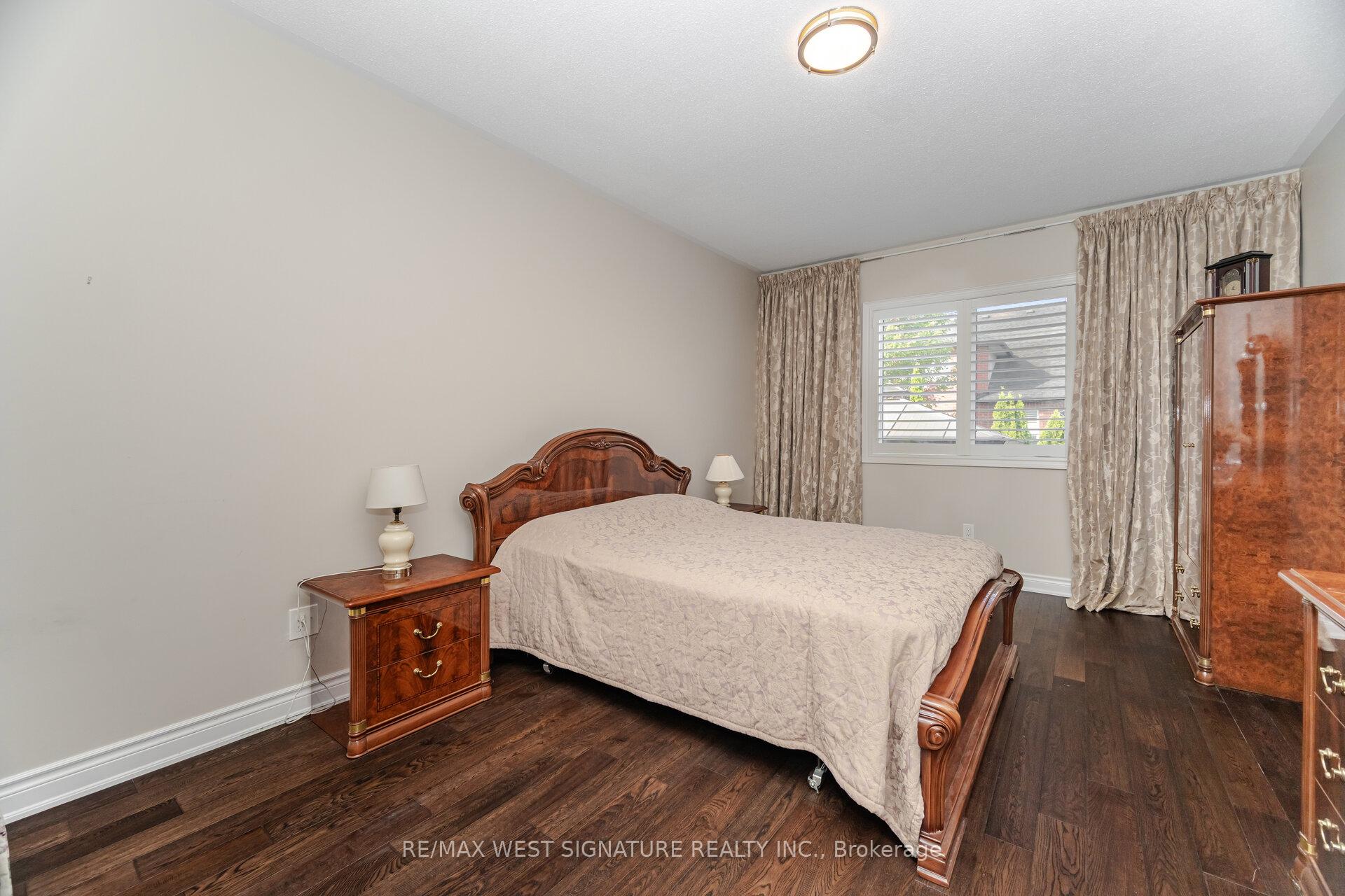 Photo 16 of 107 Cupola Crescent, Vaughan, Vellore Village — HOMEH