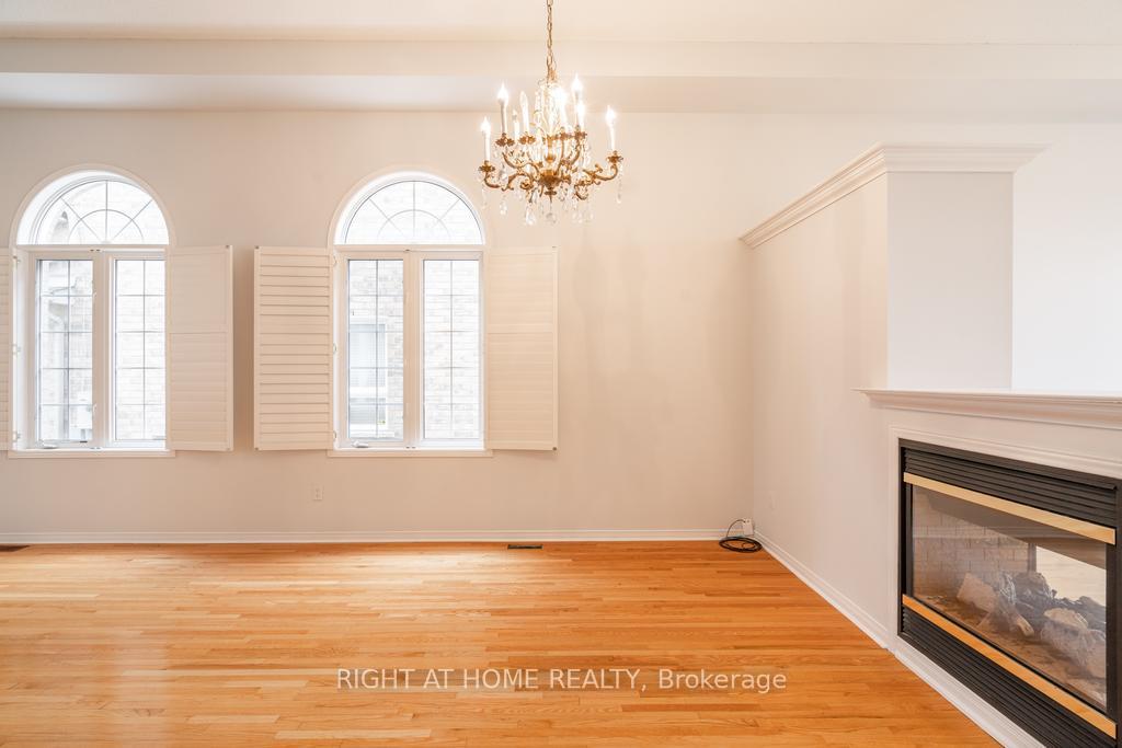 Photo 2 of 41 Eddington Place, Vaughan, Maple — HOMEH